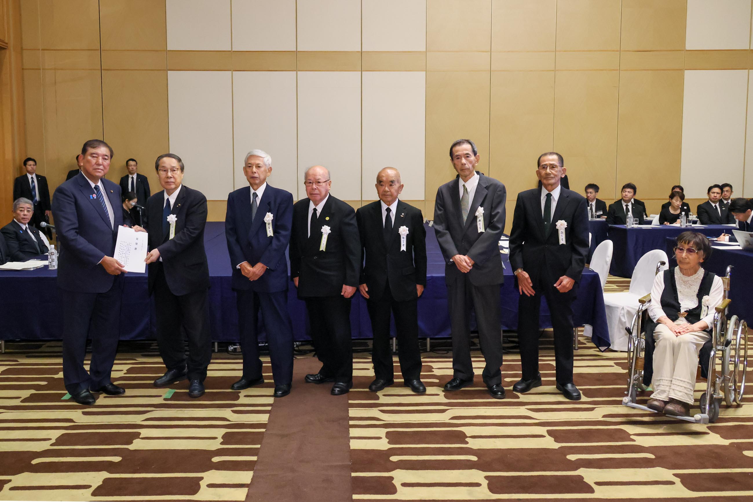 被爆者代表から要望書を受け取る石破総理２