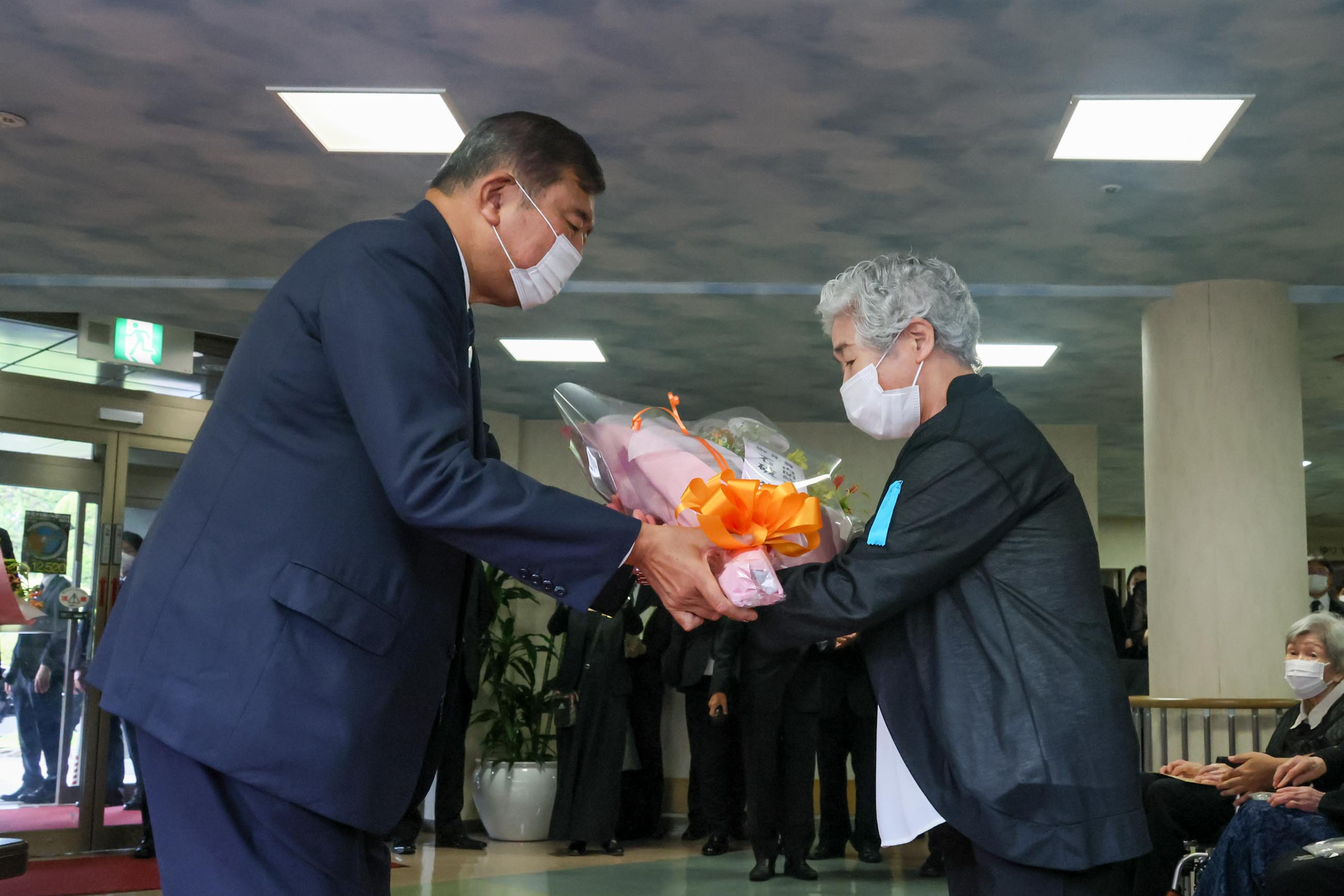 原爆養護ホームの入園者を慰問する石破総理２