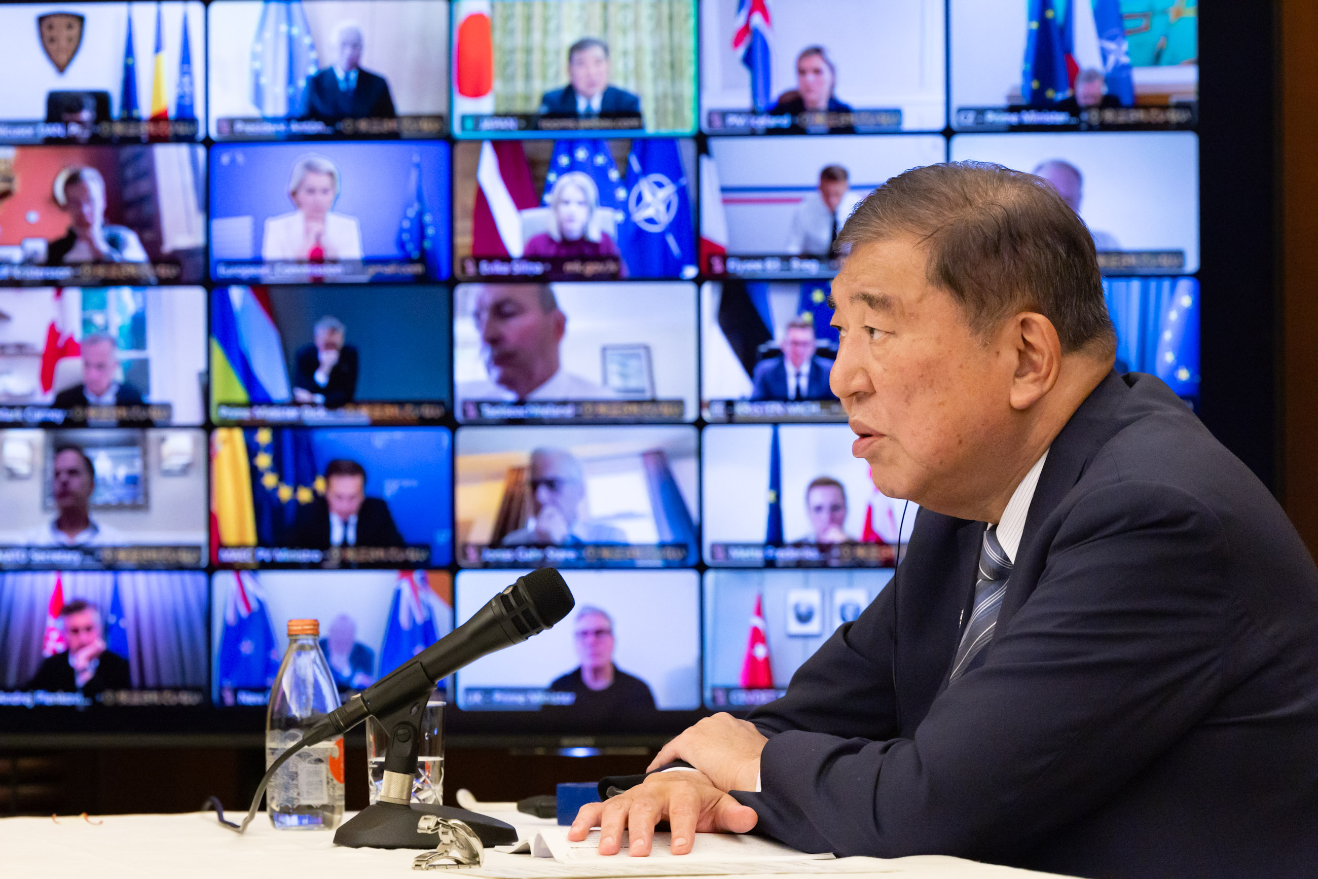 首脳会合に臨む石破総理３