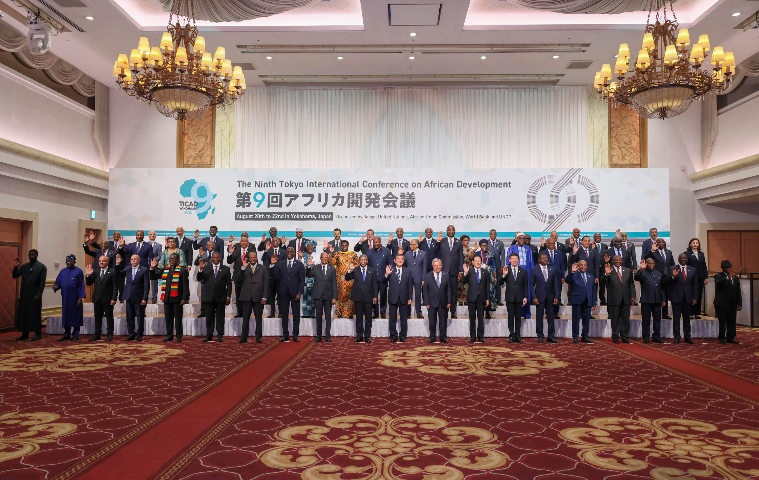 写真撮影に臨む石破総理２