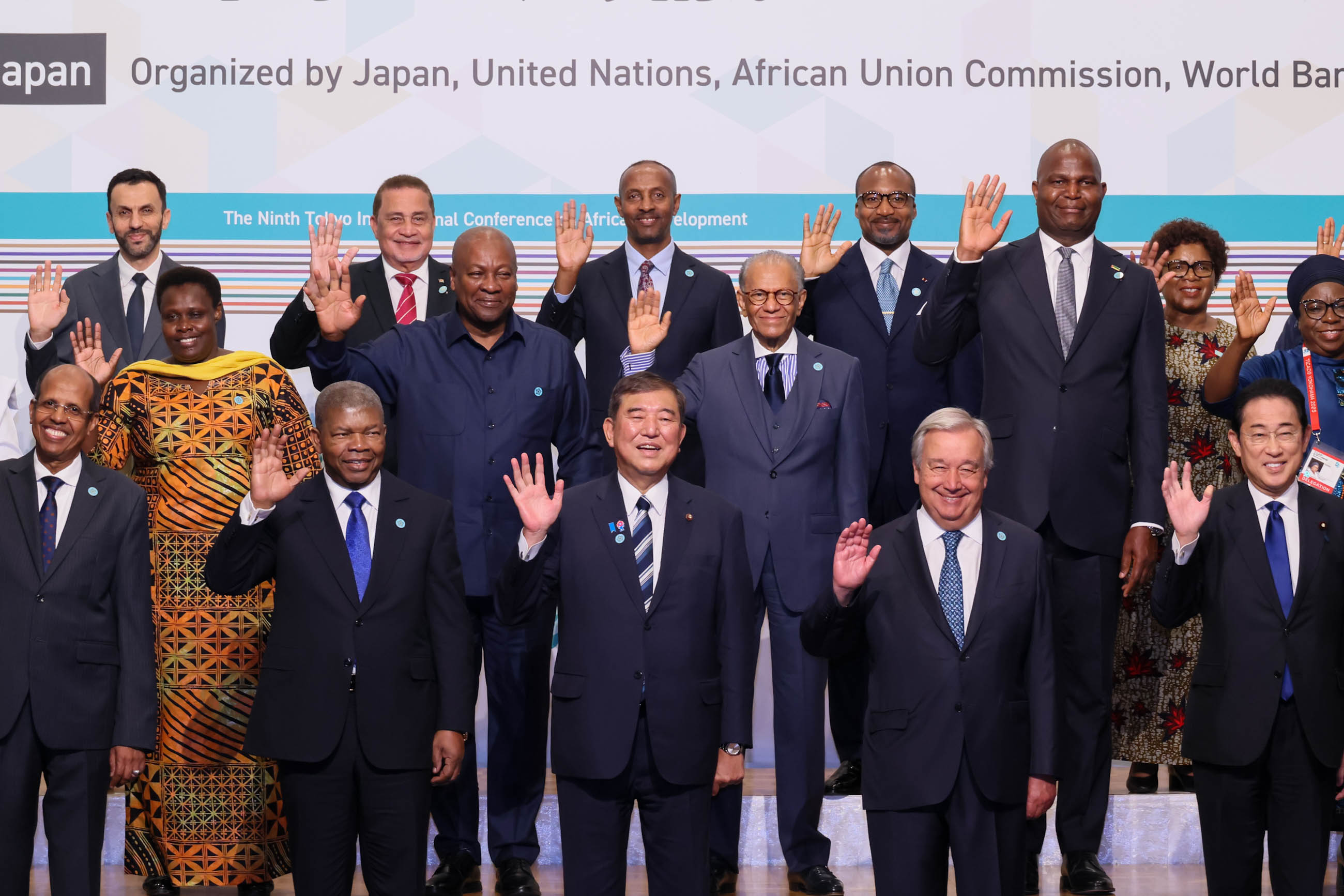 写真撮影に臨む石破総理３