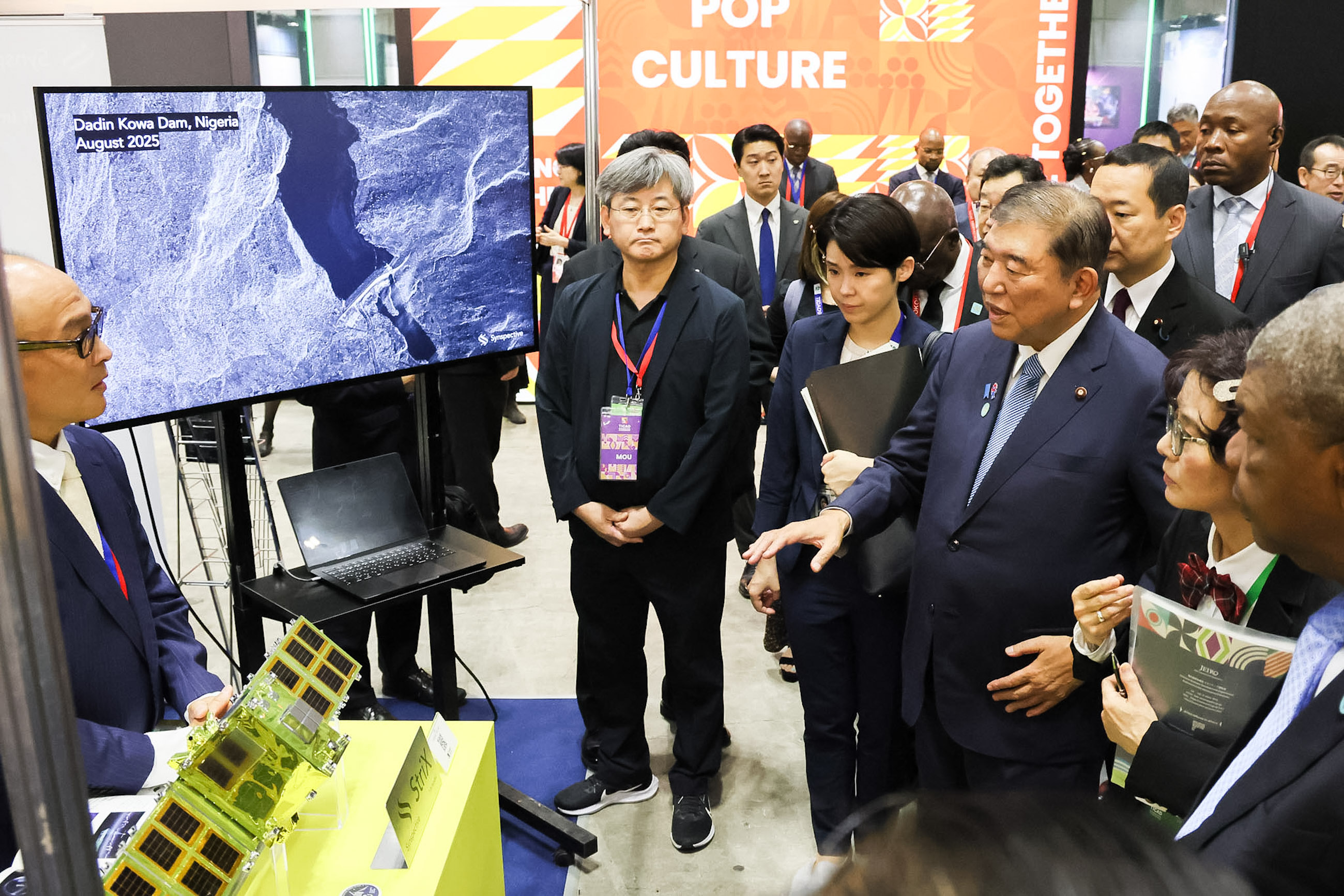 視察する石破総理４