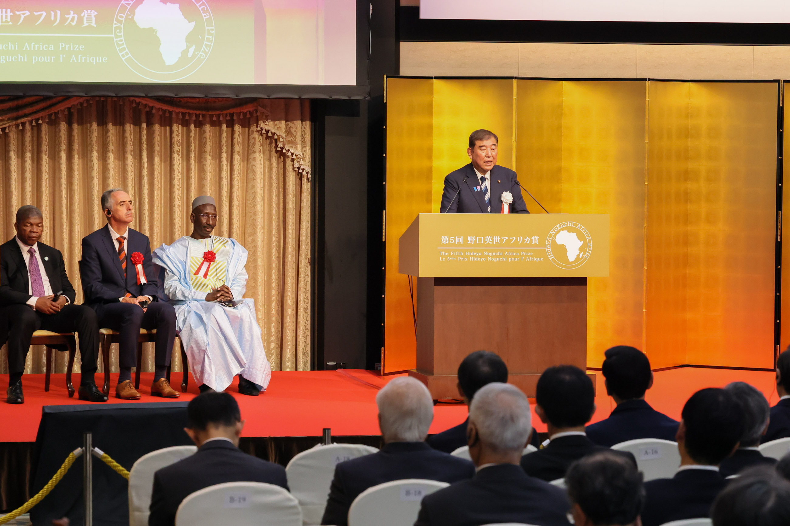 式辞を述べる石破総理５