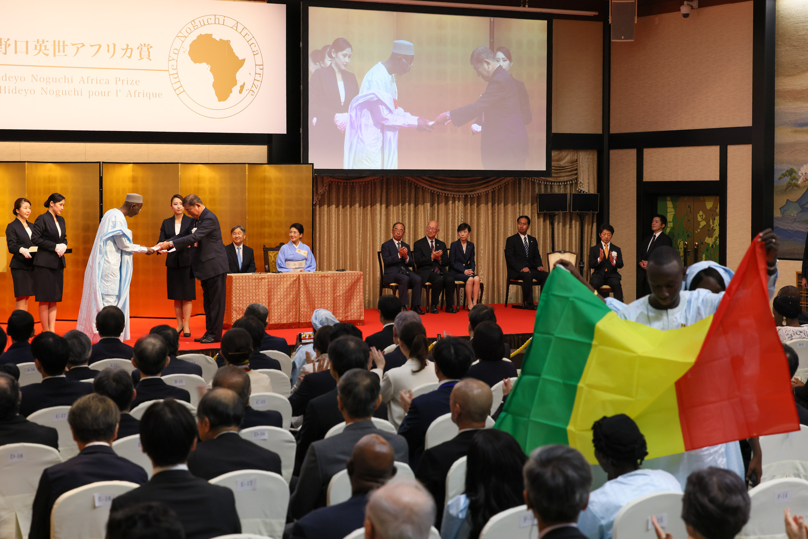 表彰状を授与する石破総理１