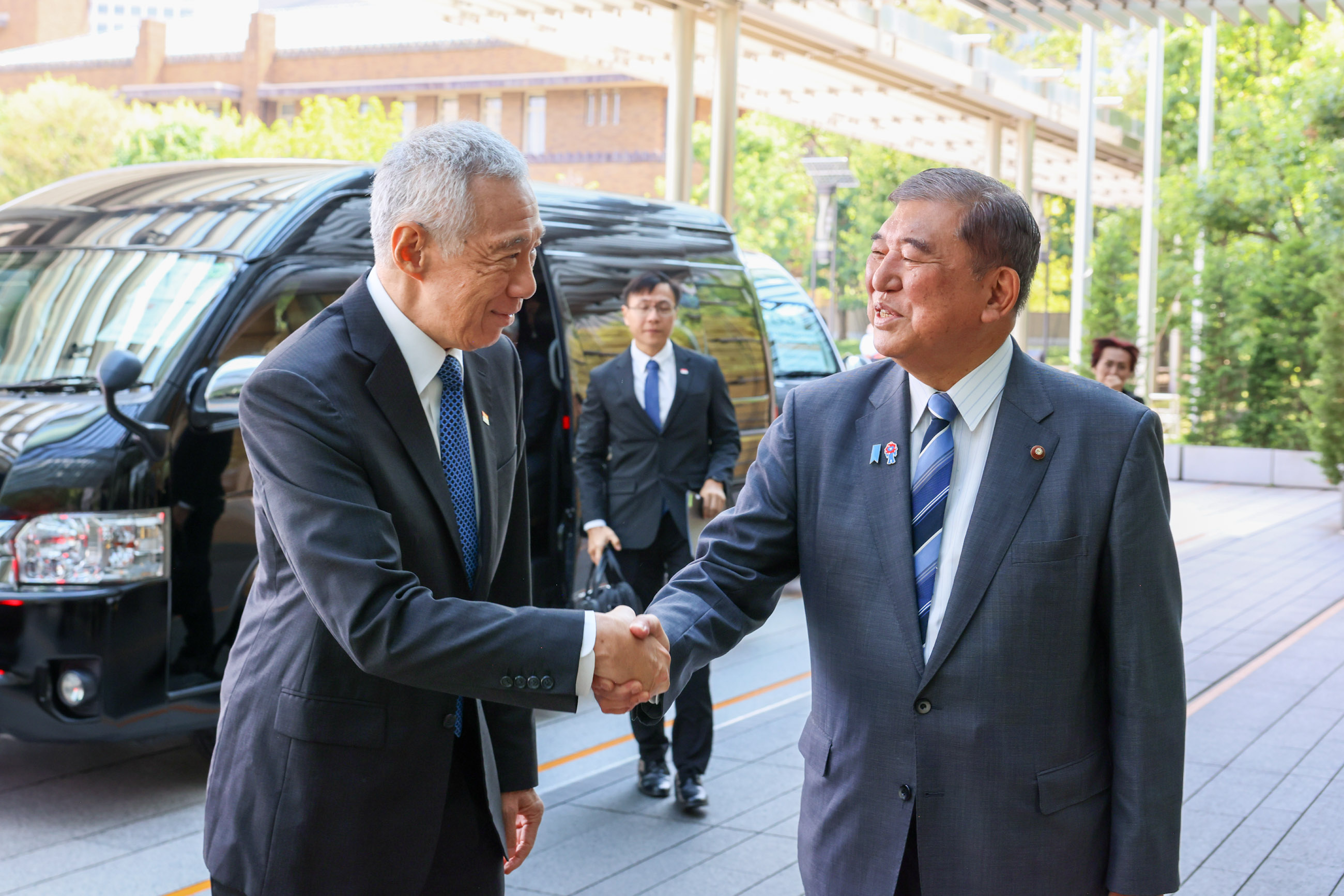 リー・シェンロン上級大臣を出迎える石破総理１