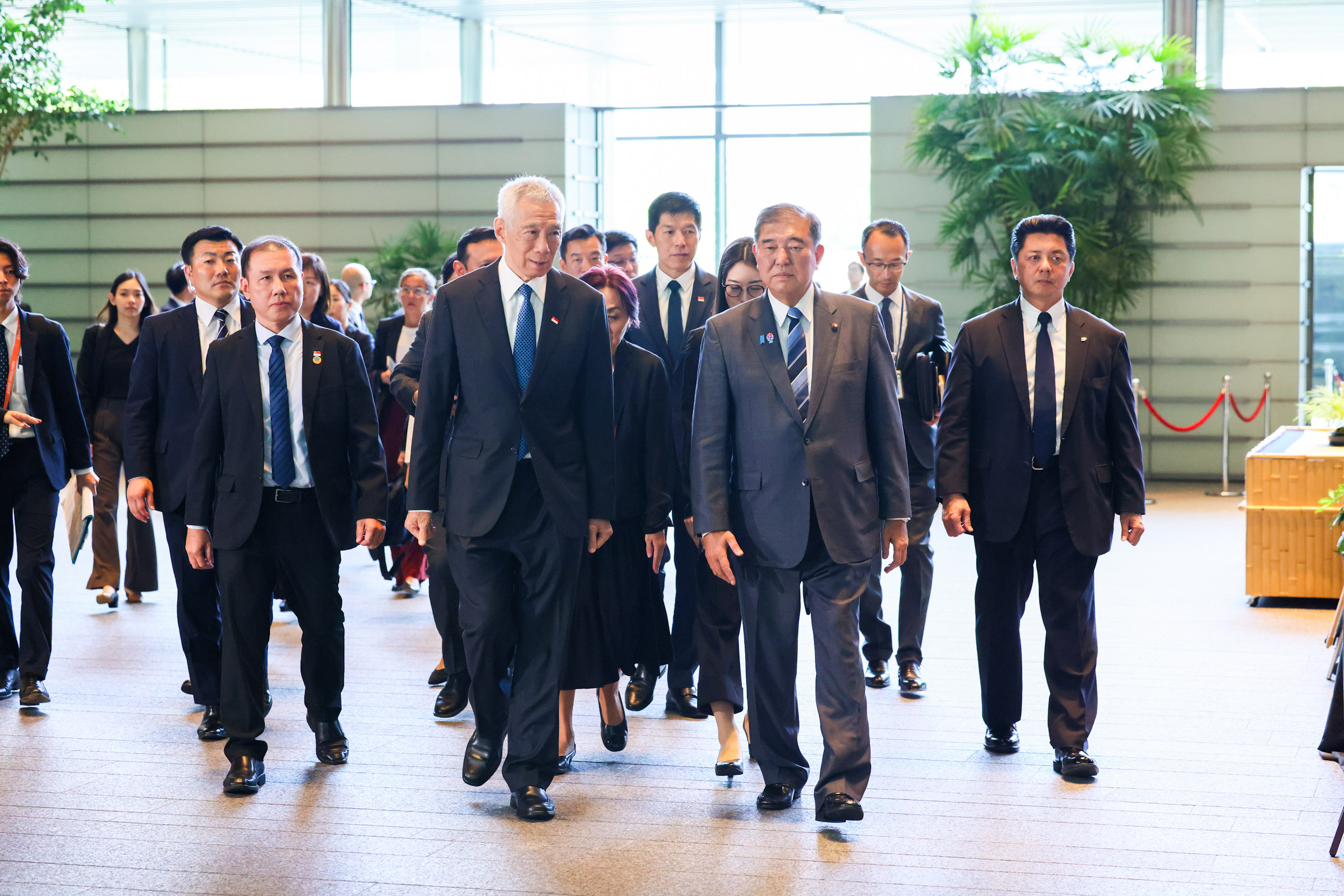 リー・シェンロン上級大臣を出迎える石破総理２