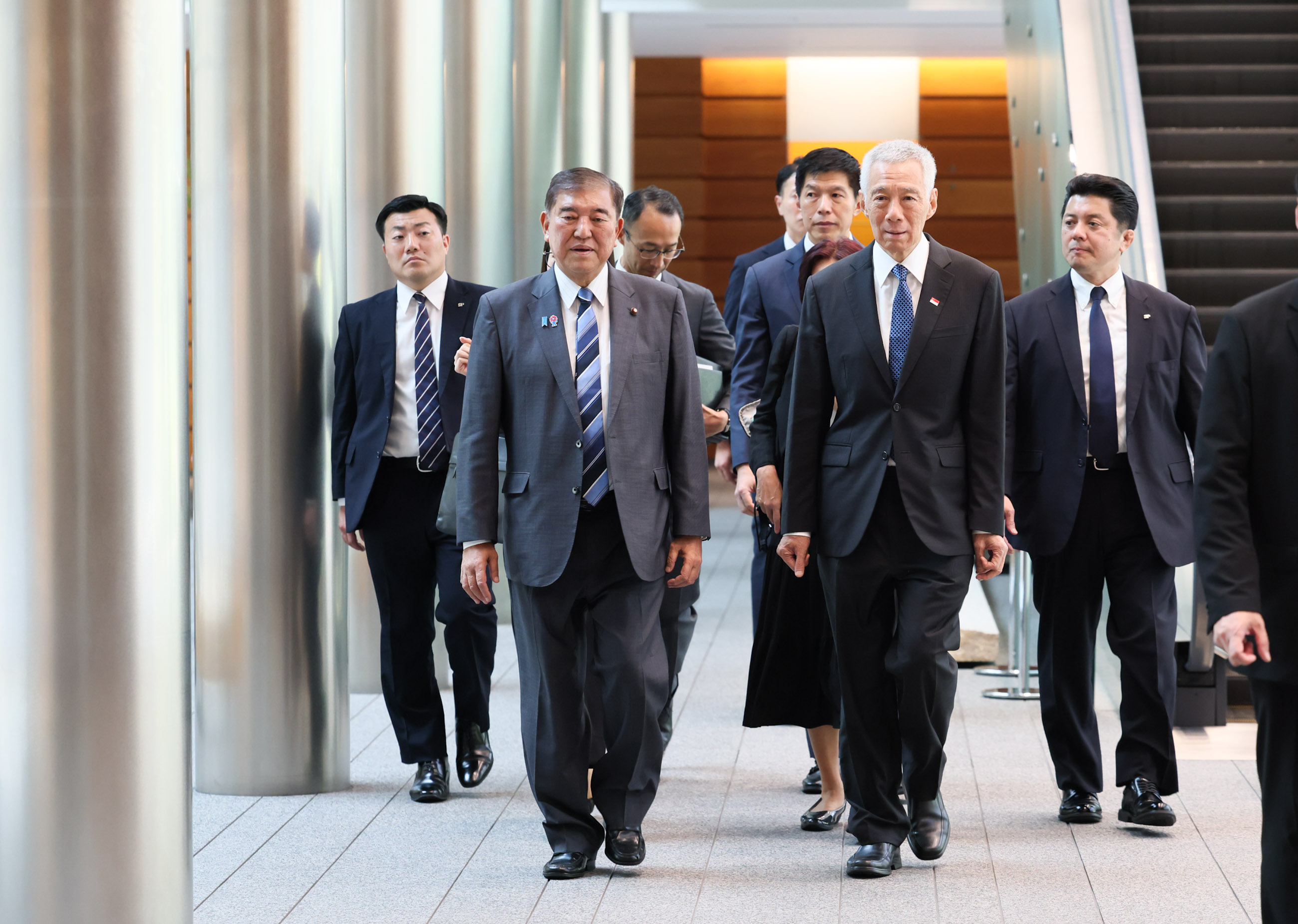 勲章伝達式に臨む石破総理