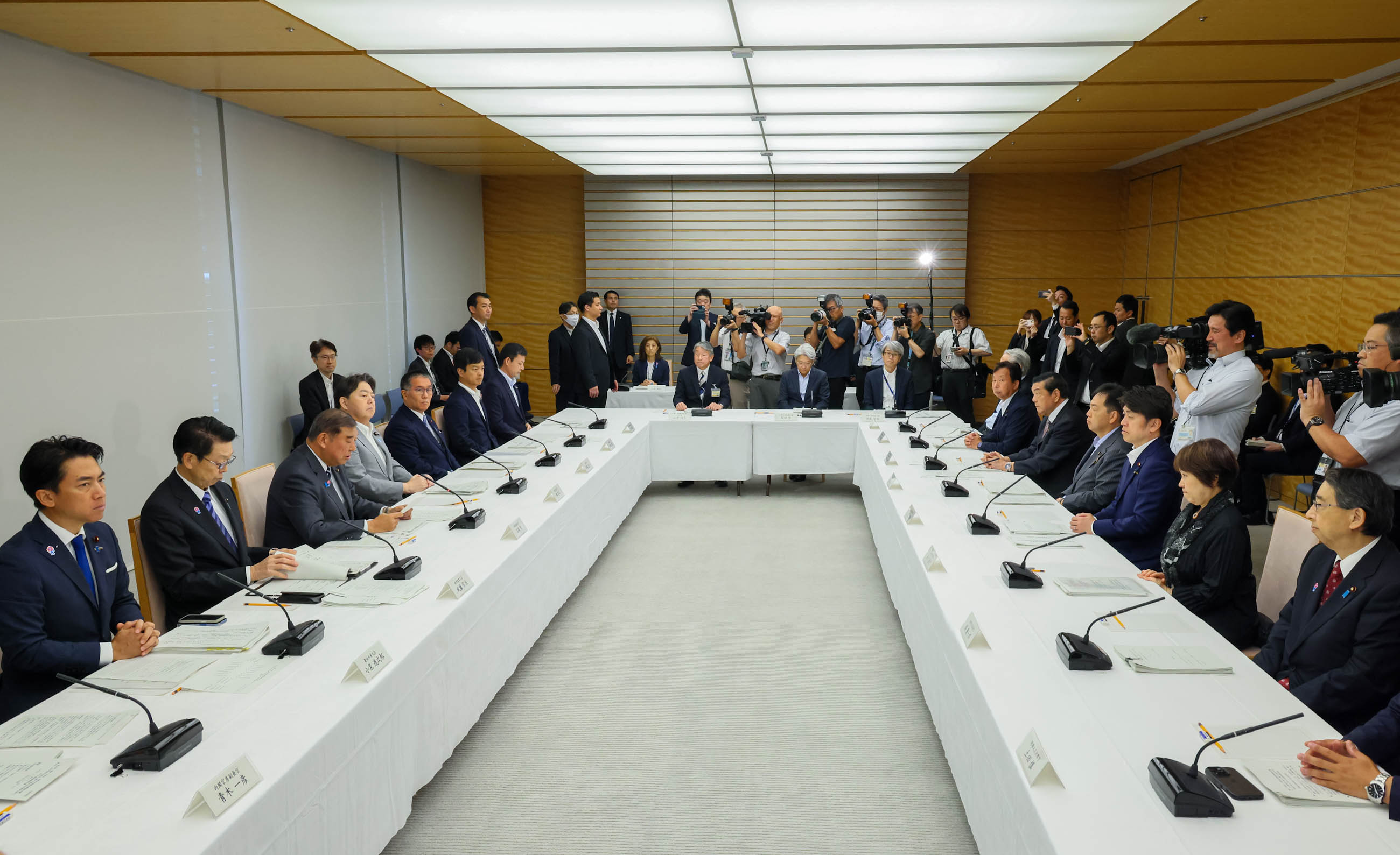 会議のまとめを行う石破総理3