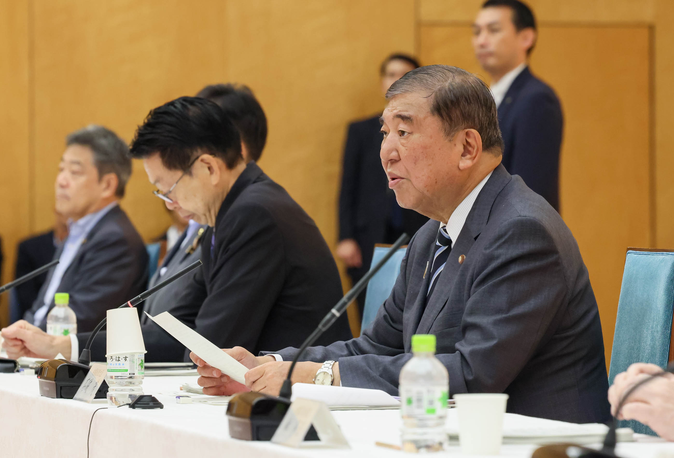 会議のまとめを行う石破総理１