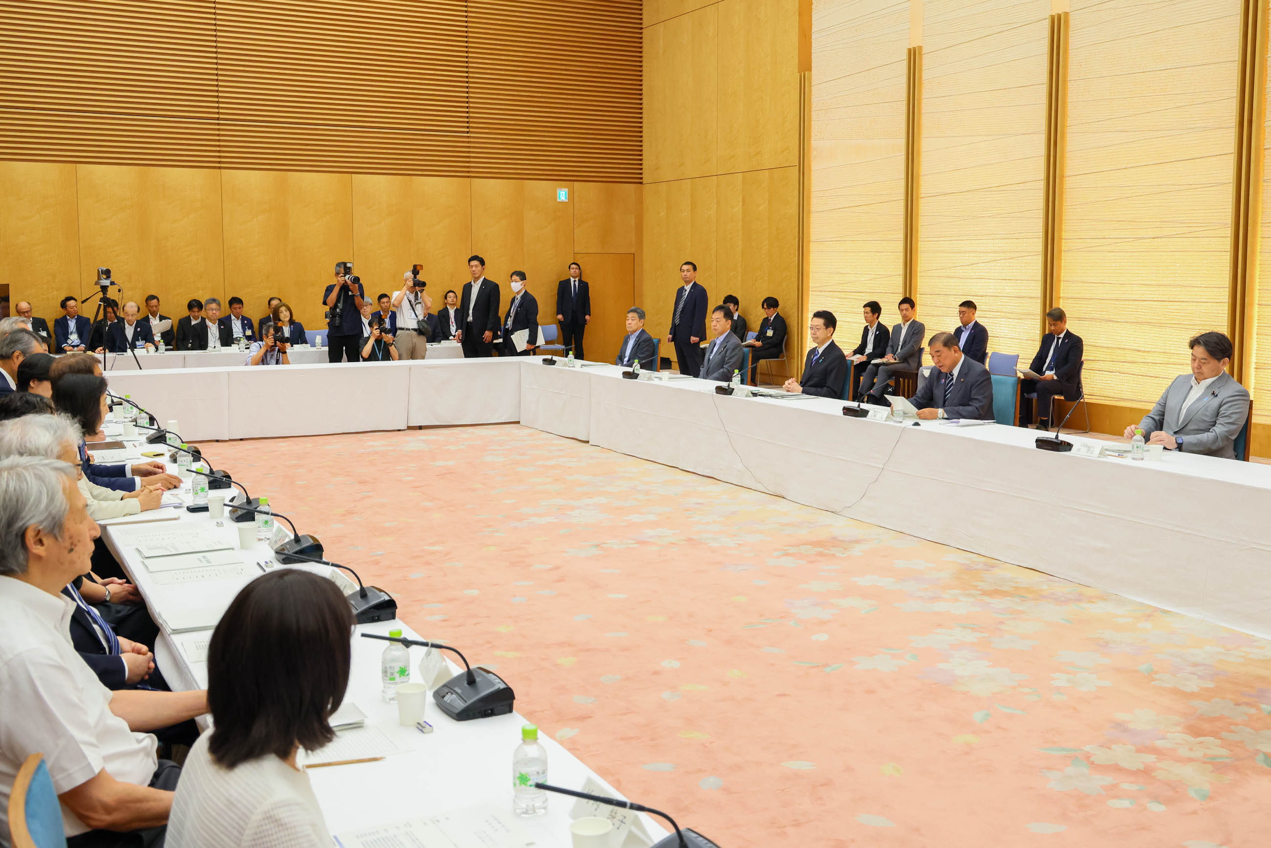 会議のまとめを行う石破総理３