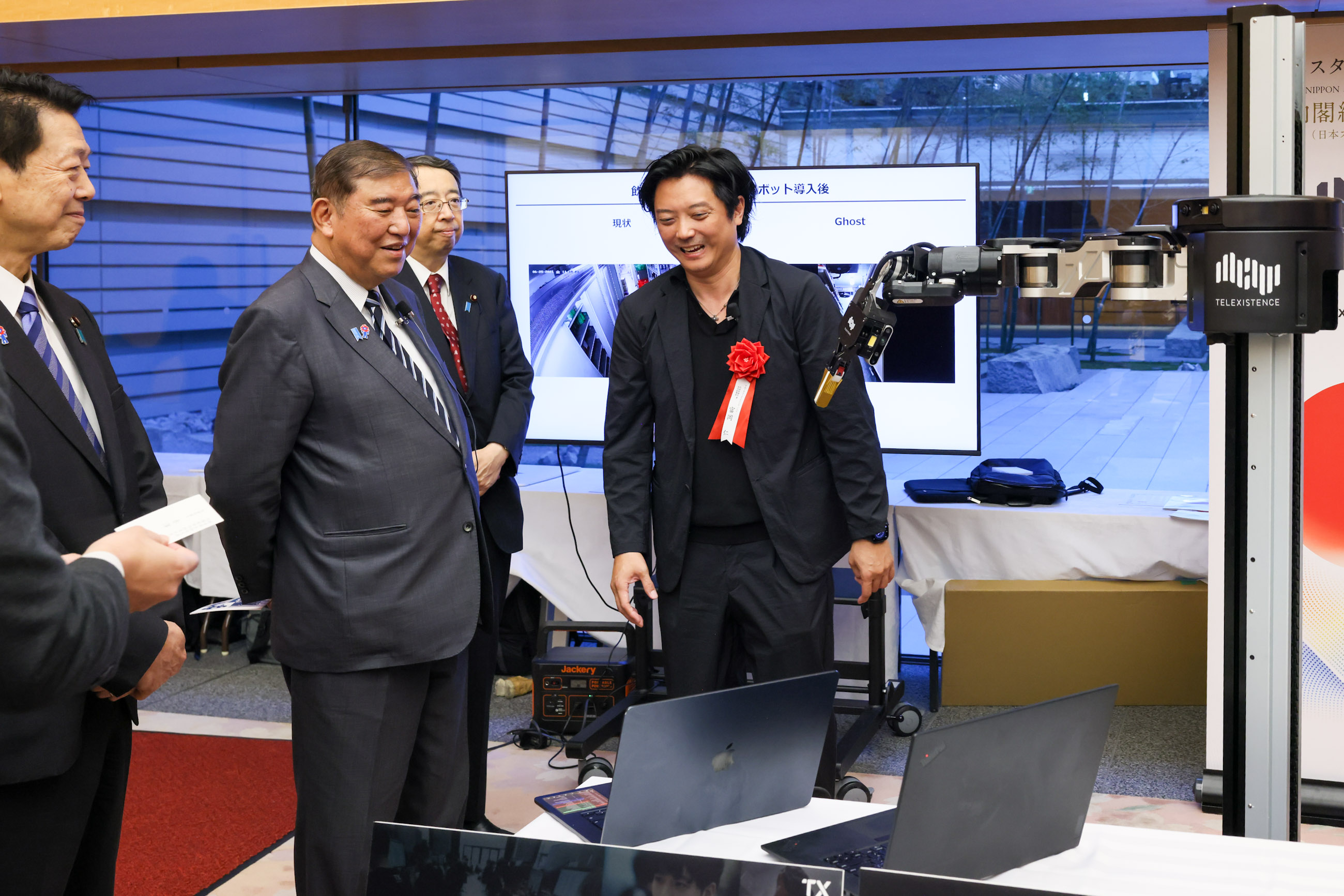 受賞者の展示ブースを観覧する石破総理２