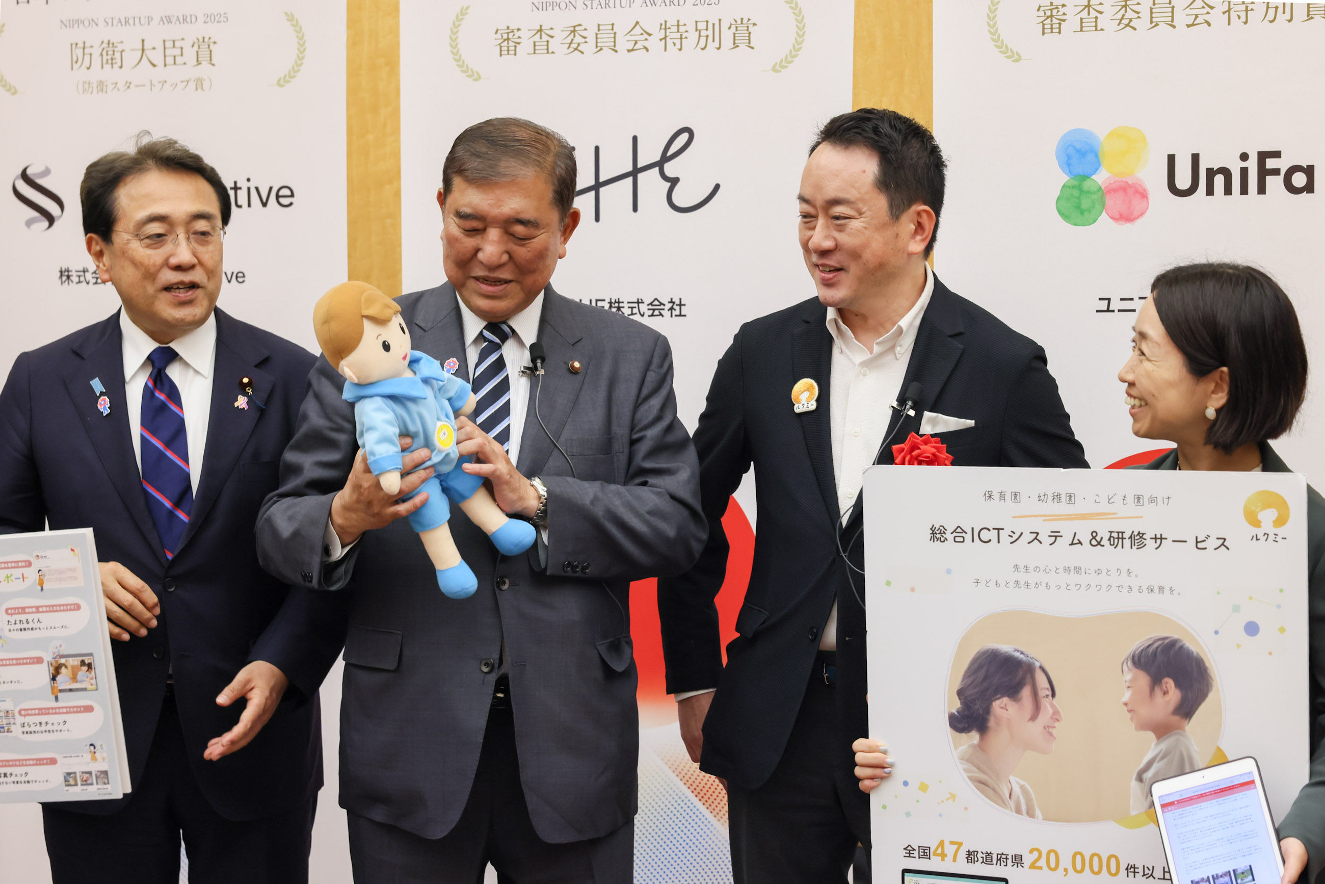 受賞者の展示ブースを観覧する石破総理１０