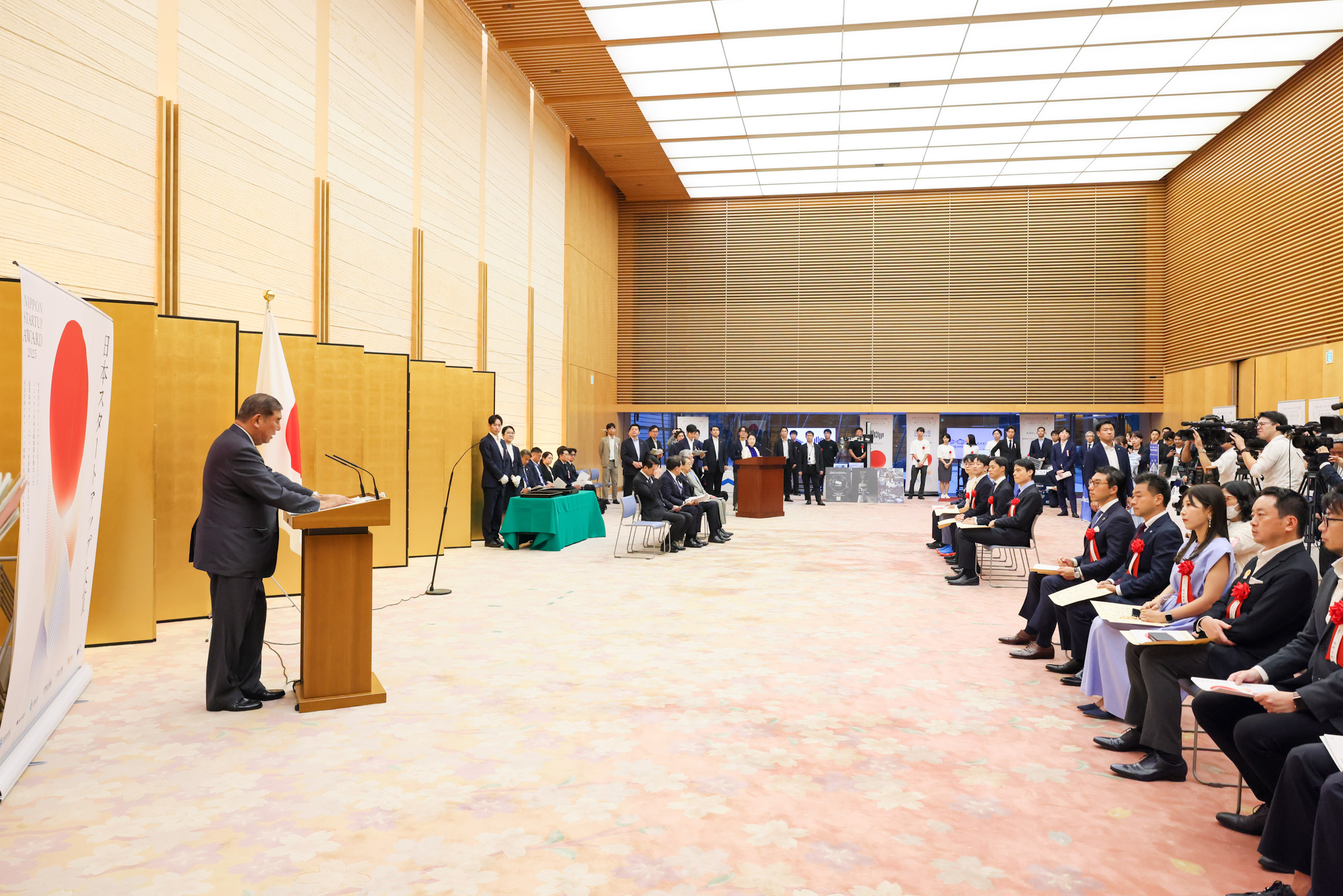 挨拶する石破総理２