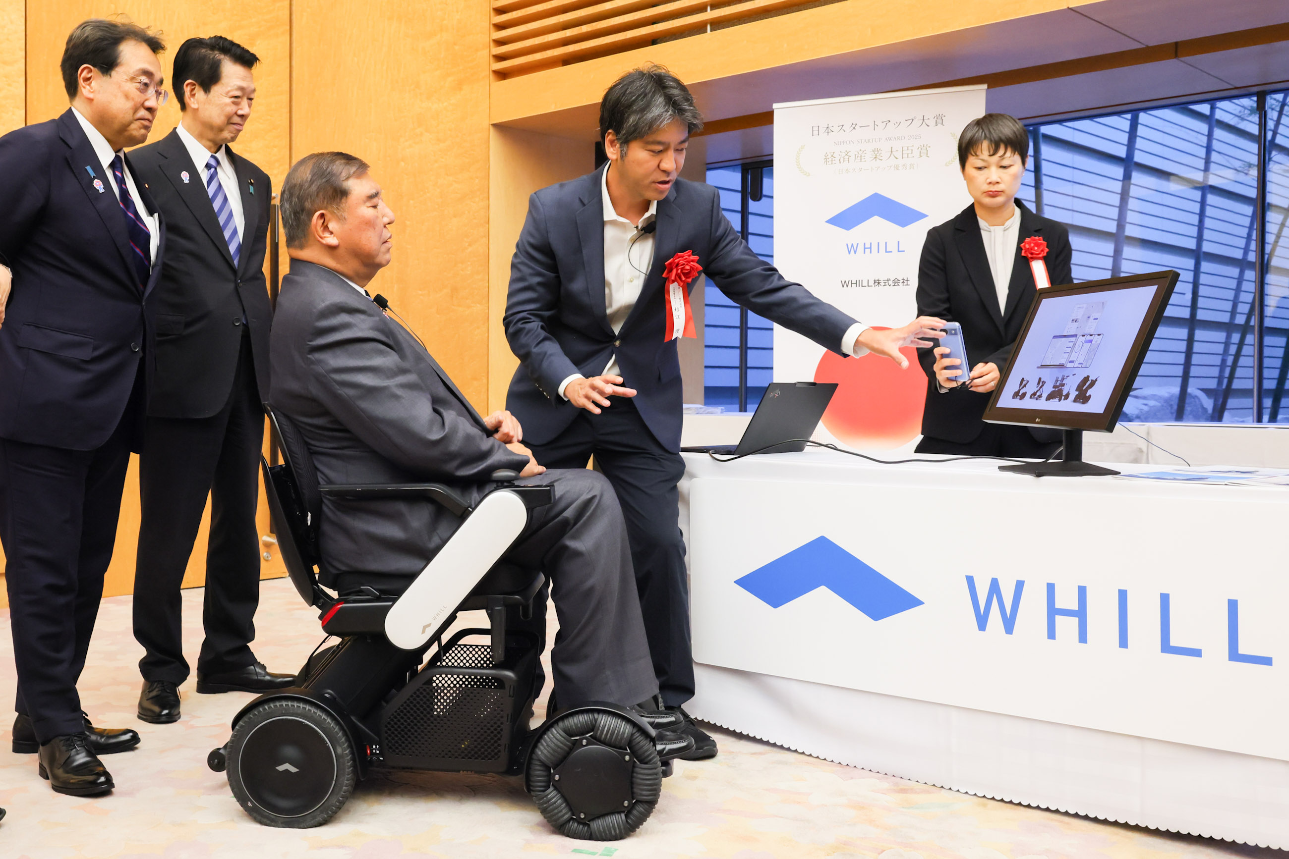 受賞者の展示ブースを観覧する石破総理１