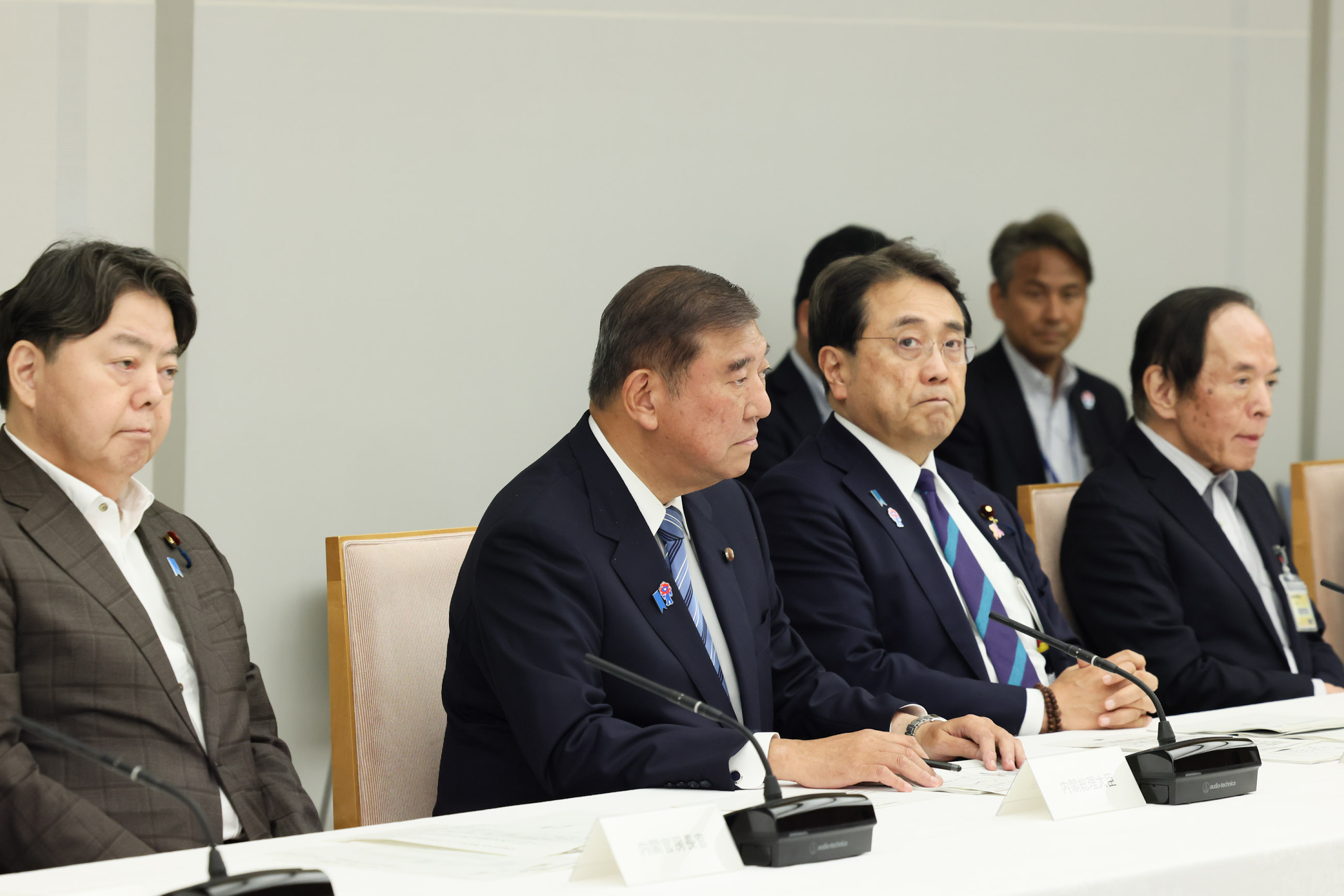 会議に臨む石破総理１