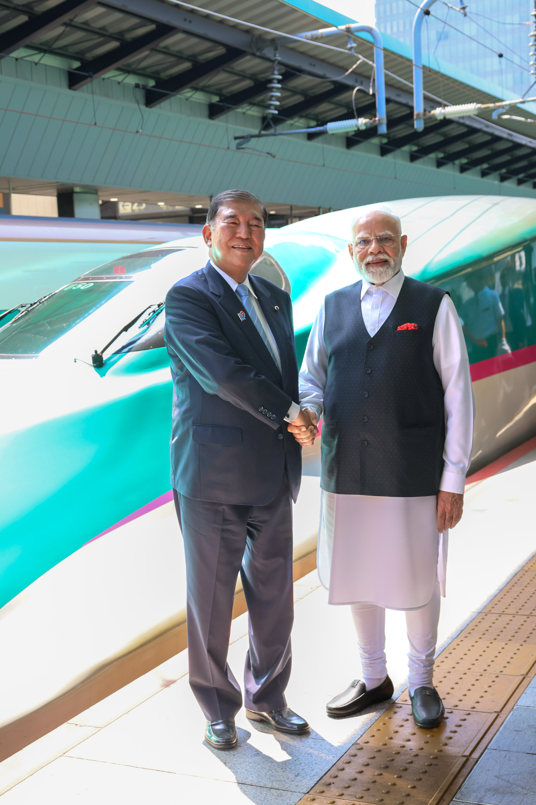 東京駅で記念撮影する両首脳５