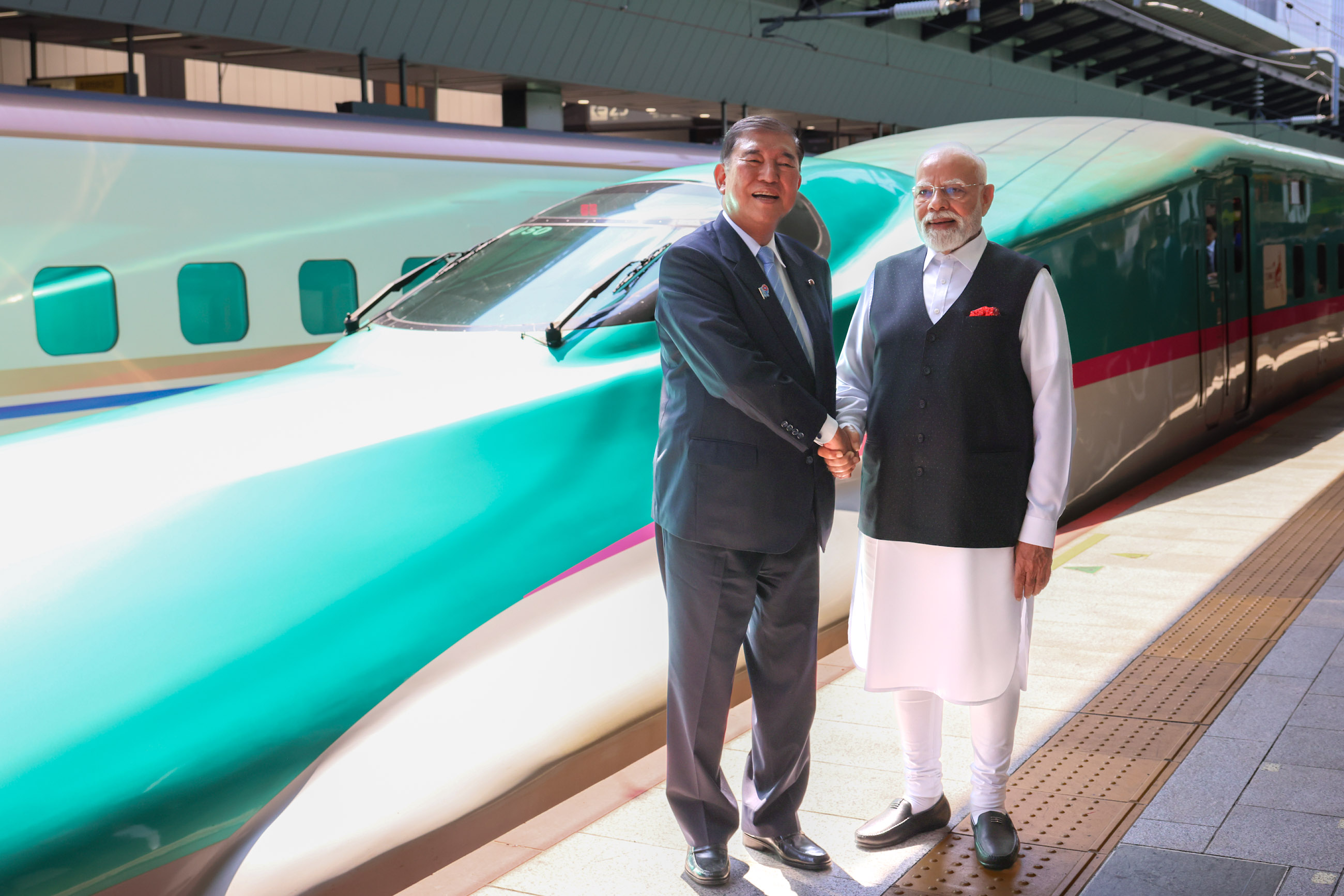 東京駅で記念撮影する両首脳１