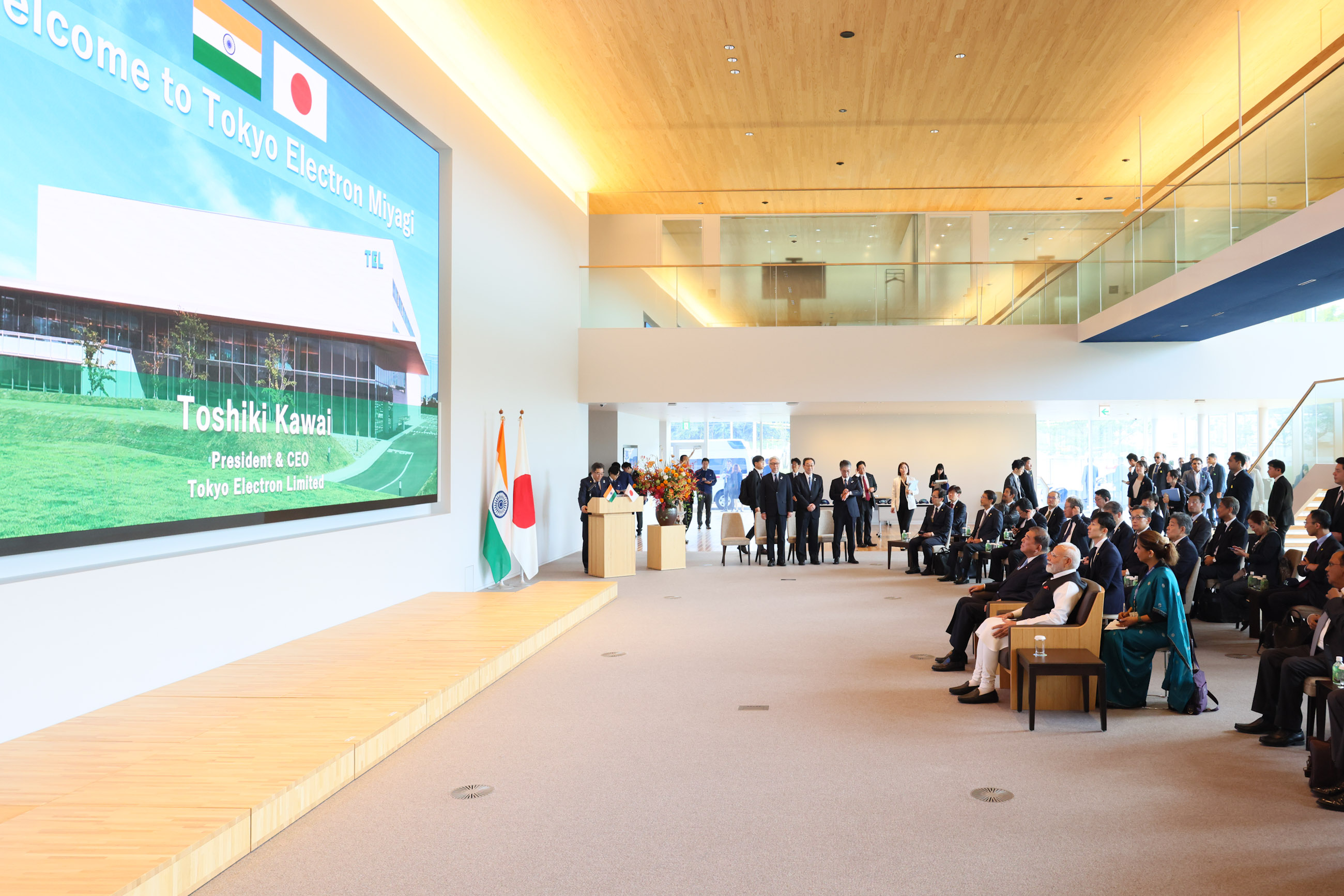 半導体製造装置生産工場を視察する両首脳２