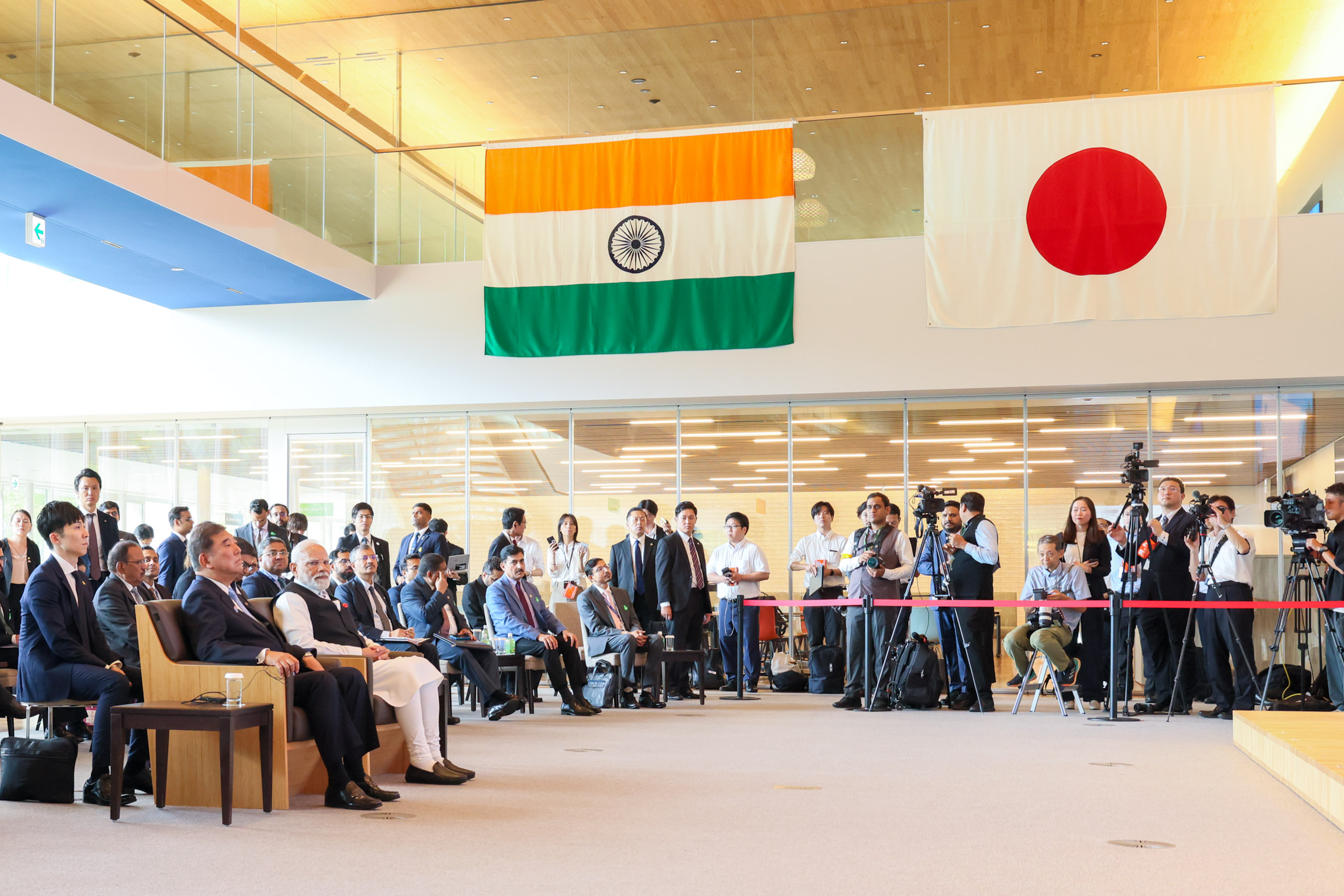 半導体製造装置生産工場を視察する両首脳３