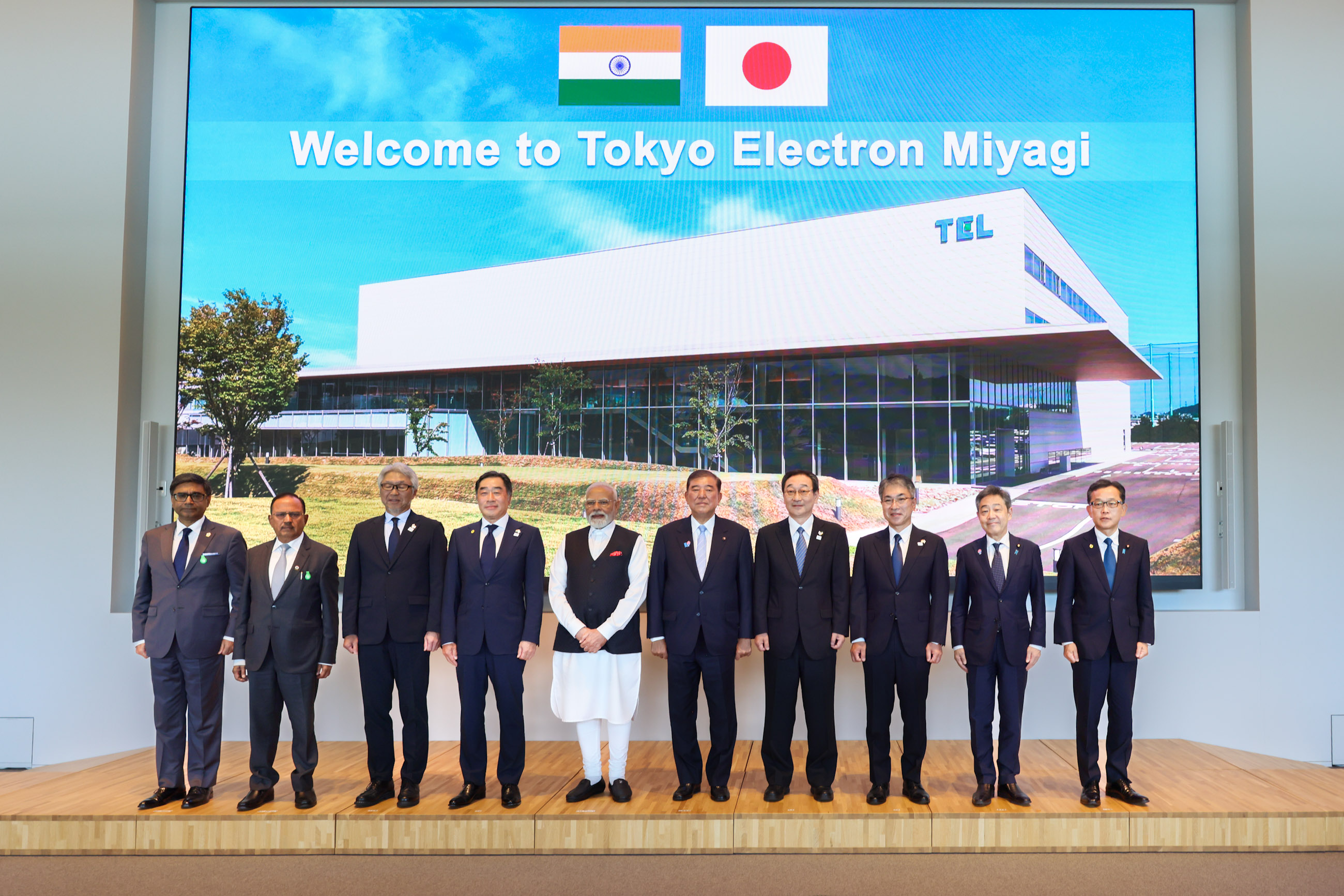 半導体製造装置生産工場を視察する両首脳４