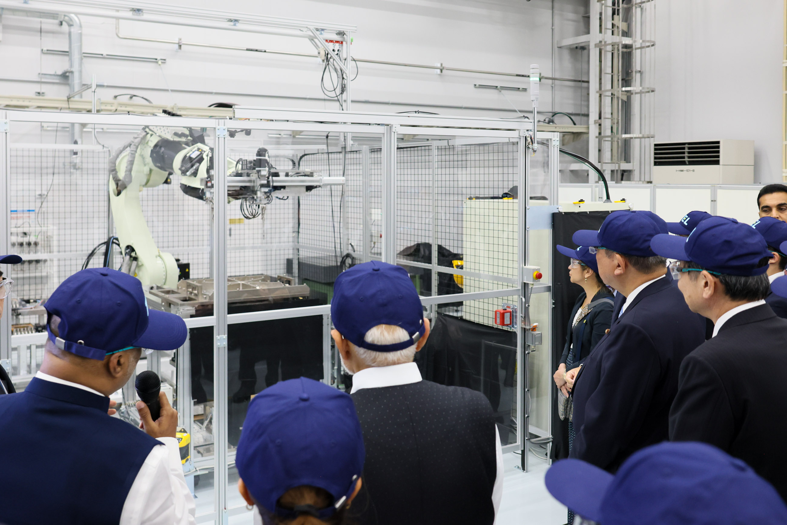 半導体製造装置生産工場を視察する両首脳７