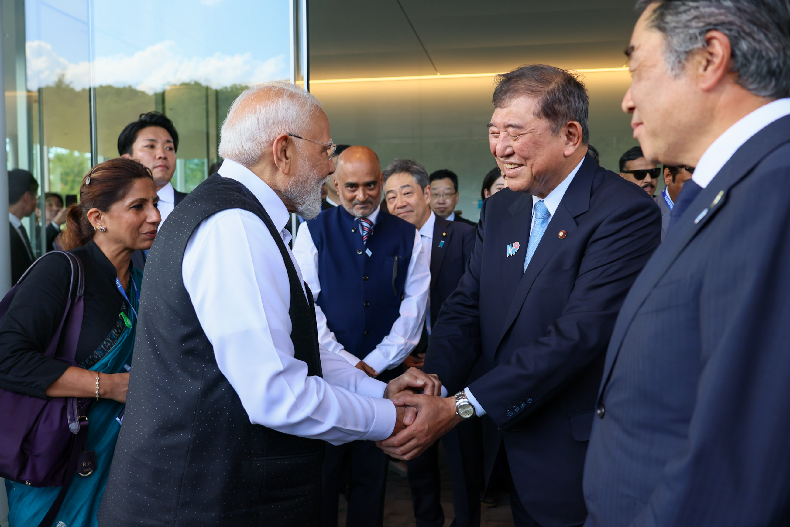 半導体製造装置生産工場を視察する両首脳９