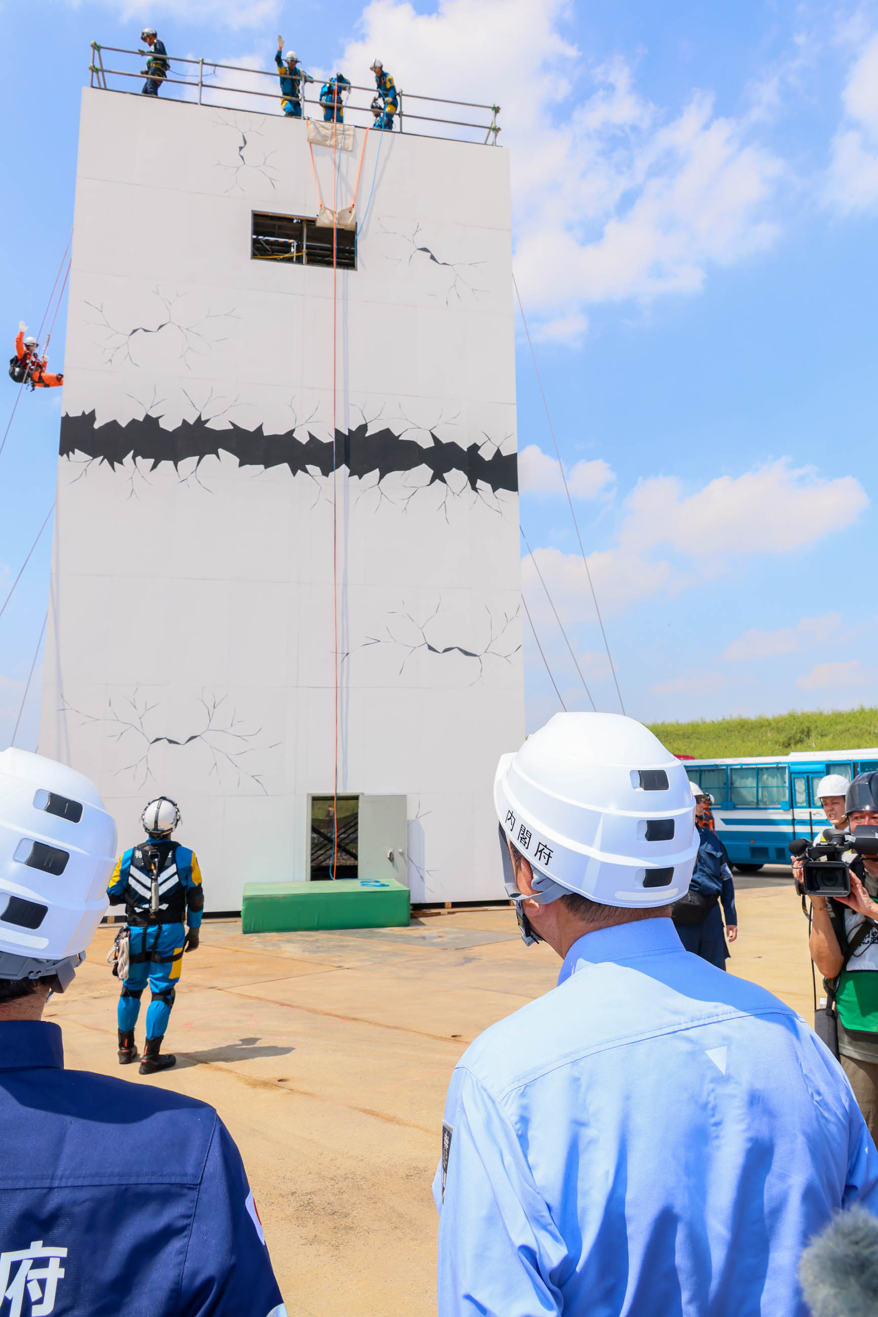 倒壊建物救出訓練を視察する石破総理２