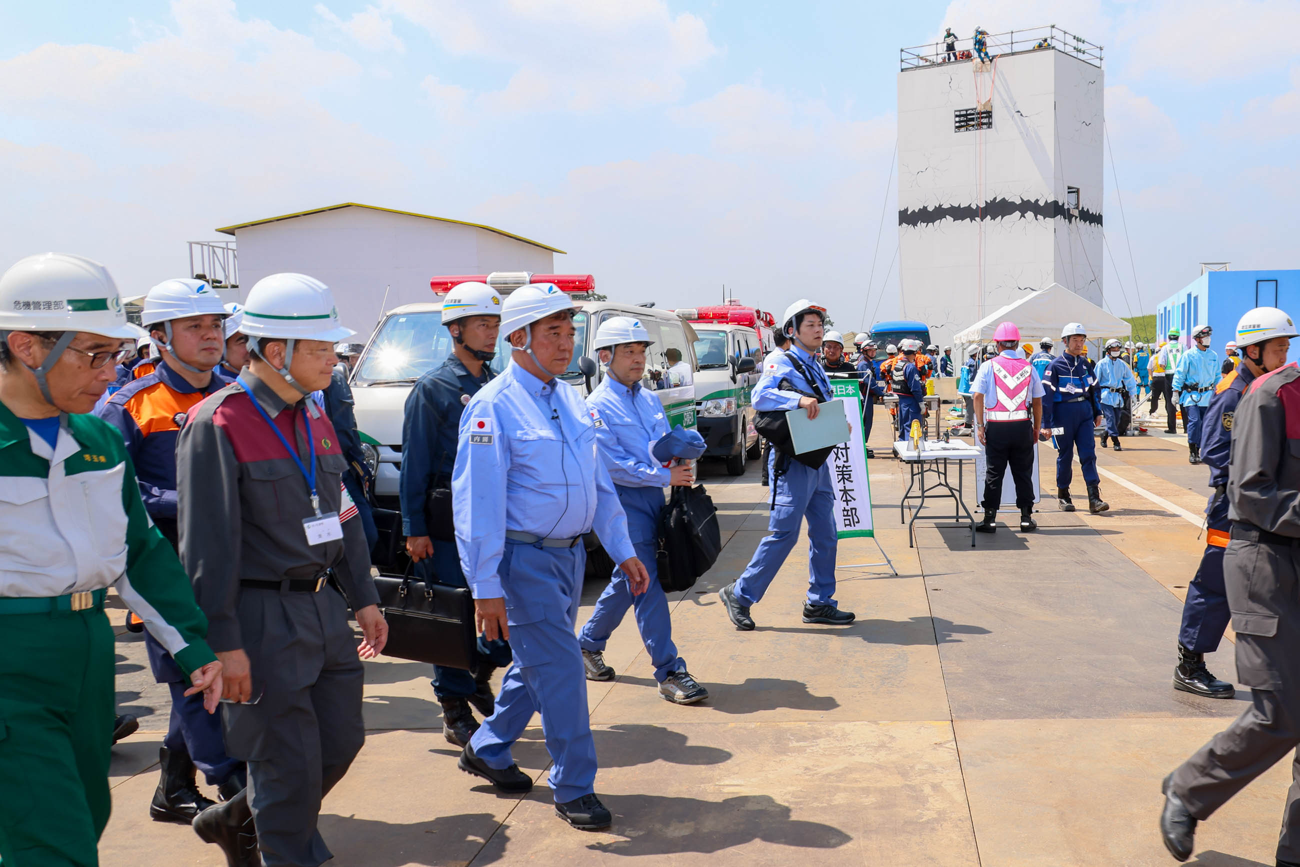 ＡＥＤを用いた心肺蘇生法体験を行う石破総理１