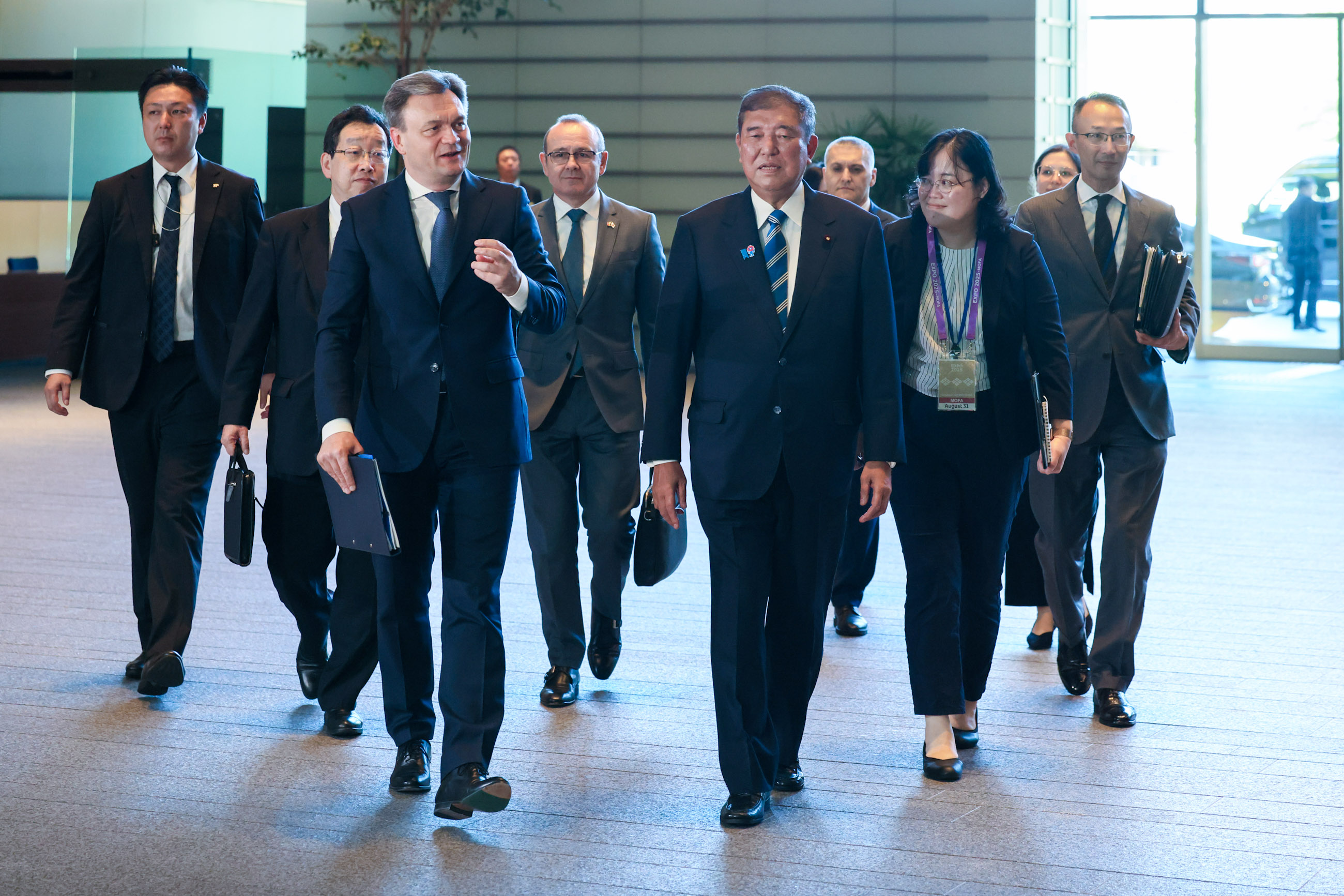 レチェアン首相を出迎える石破総理２