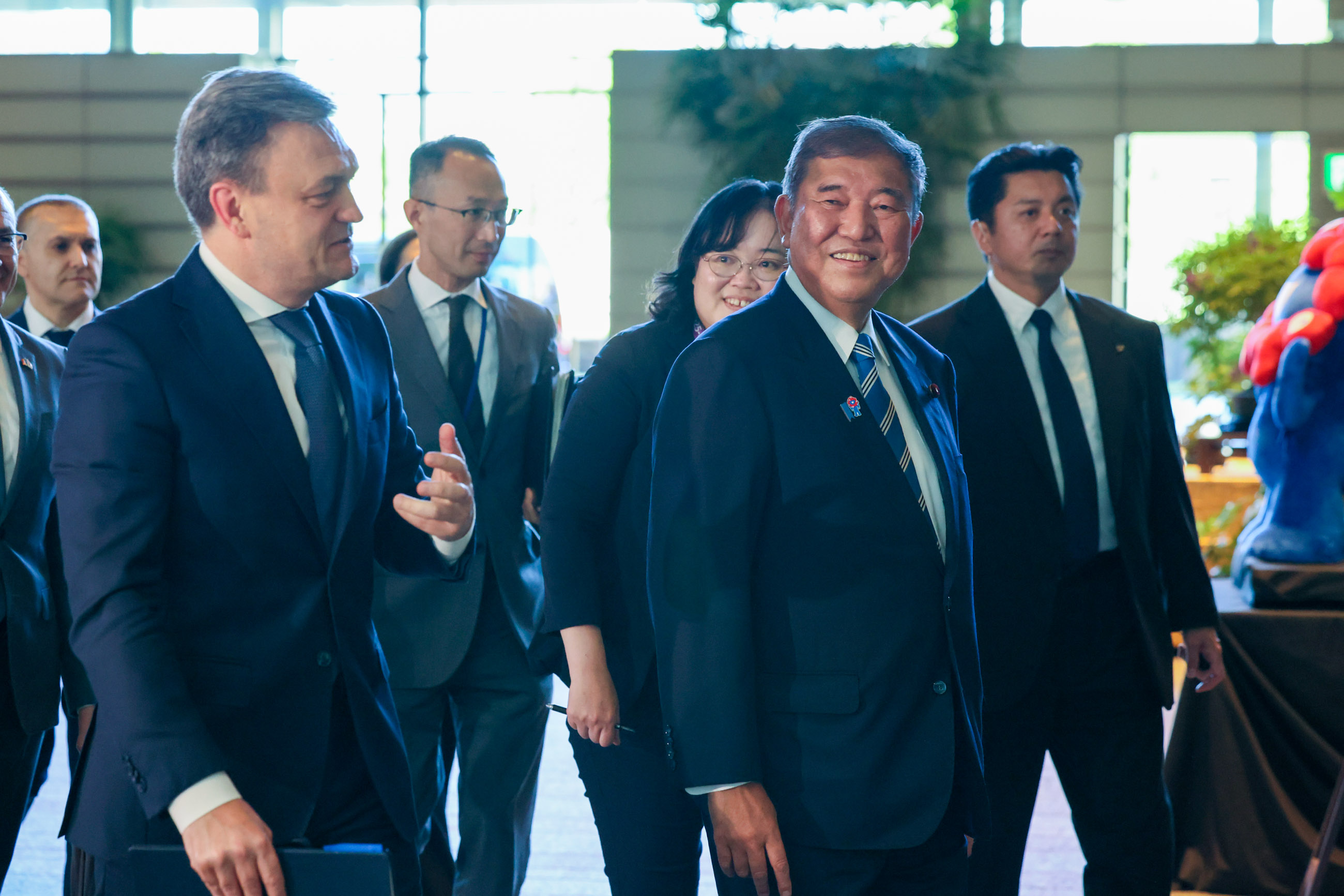 レチェアン首相を出迎える石破総理４