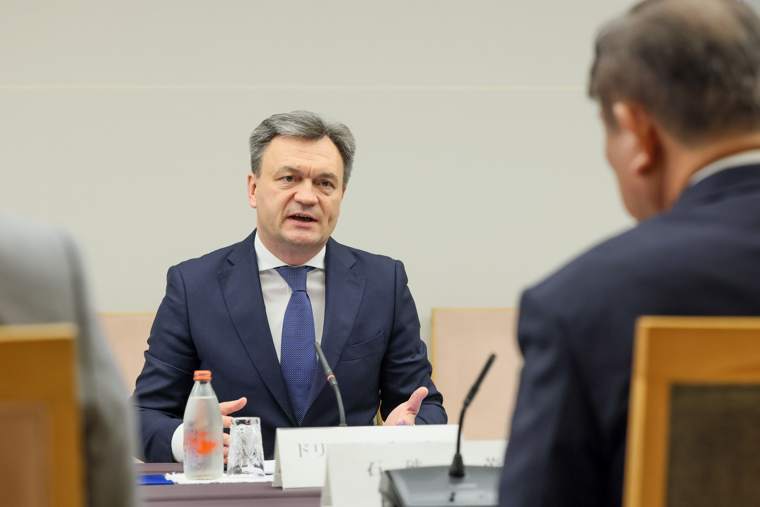 レチェアン首相と会談する石破総理６