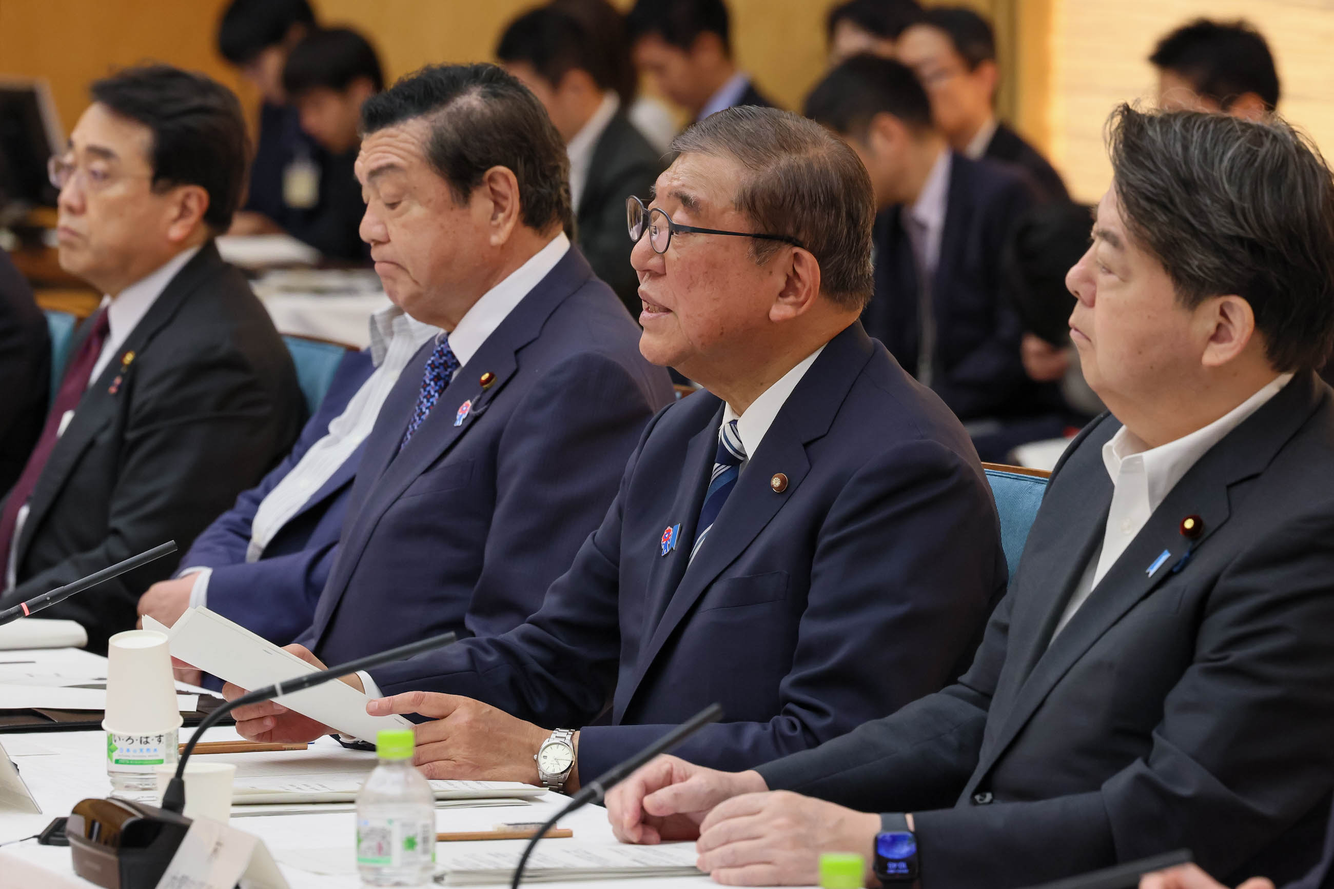 会議のまとめを行う石破総理１