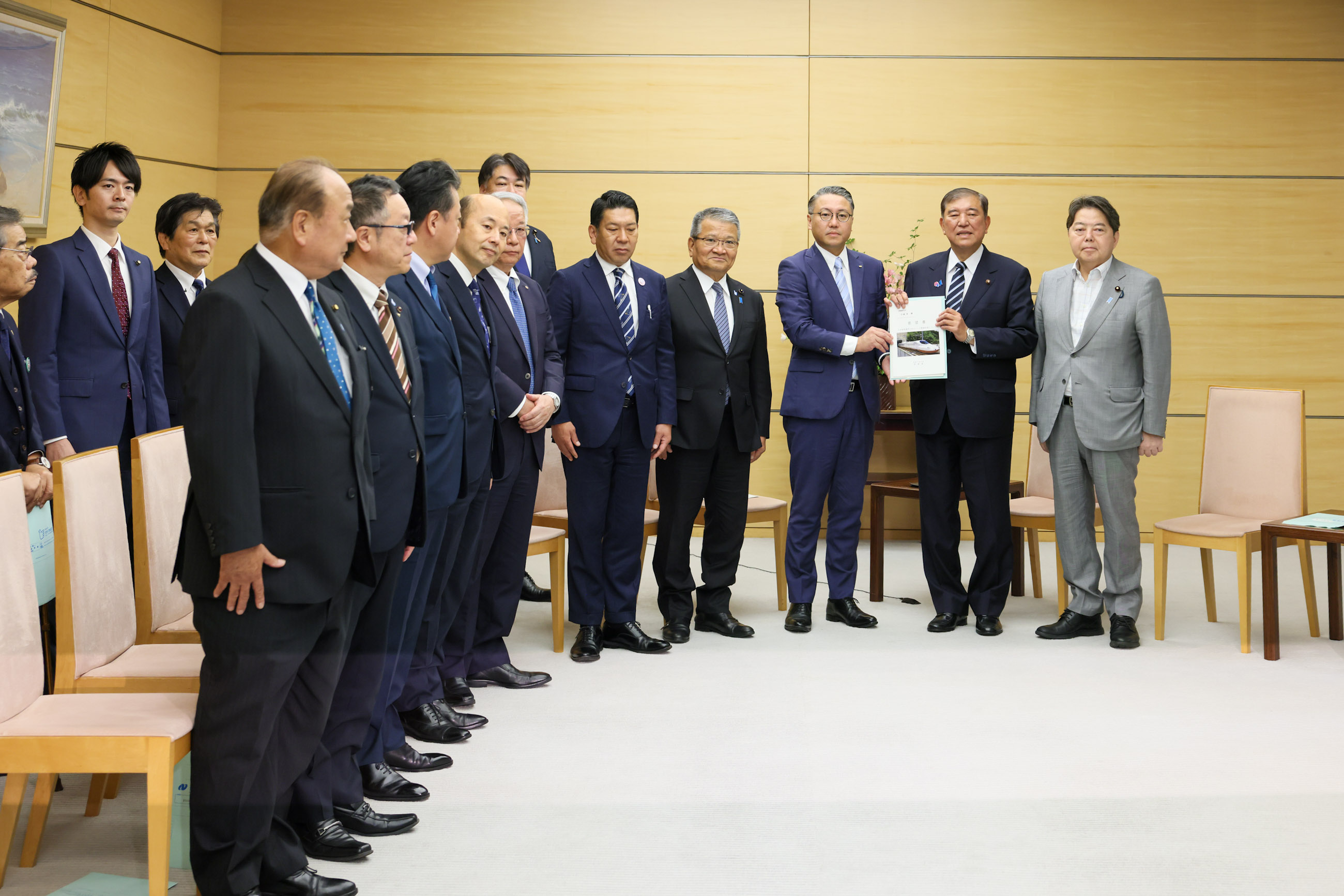 要望書を受け取る石破総理４