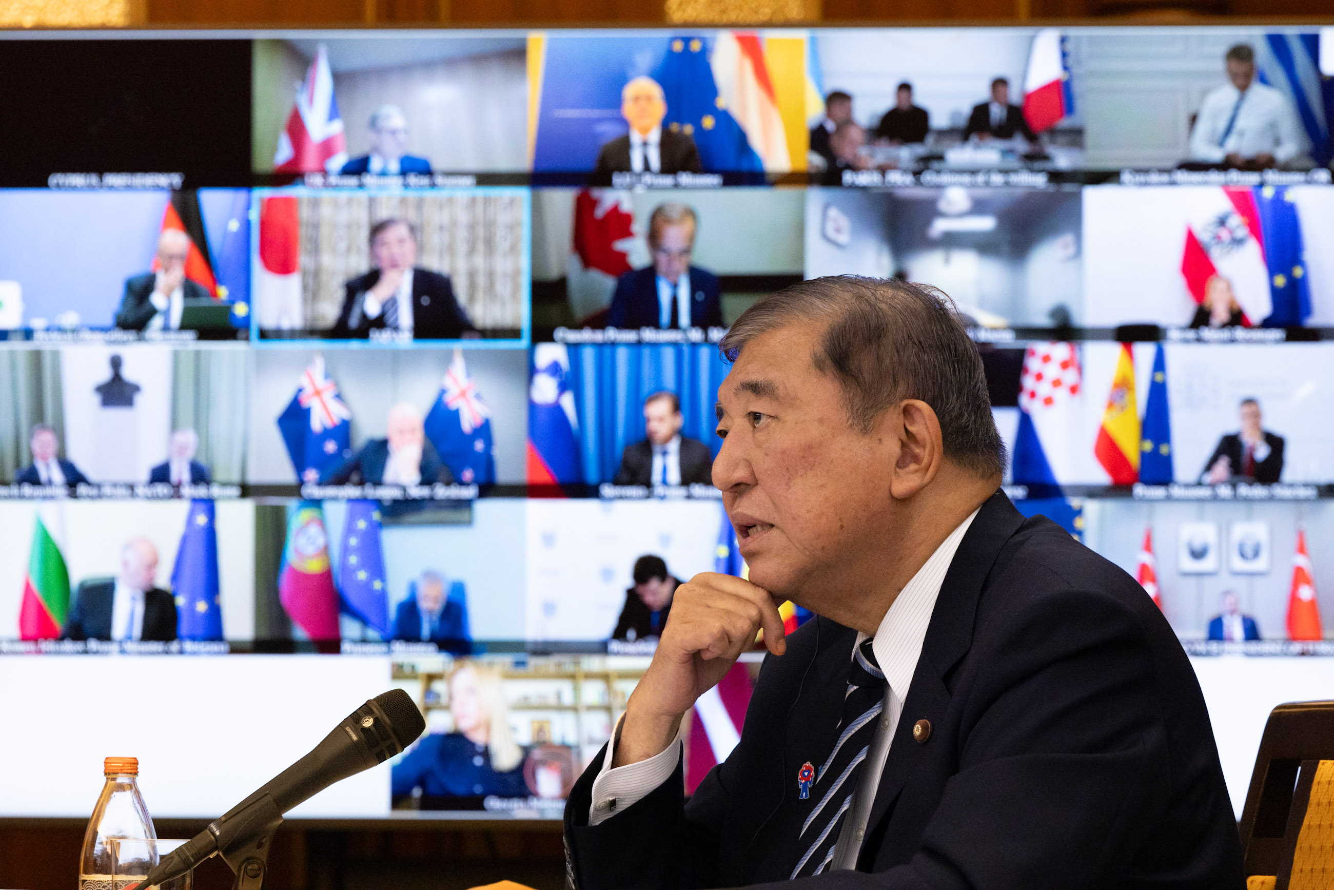 首脳会合に臨む石破総理３