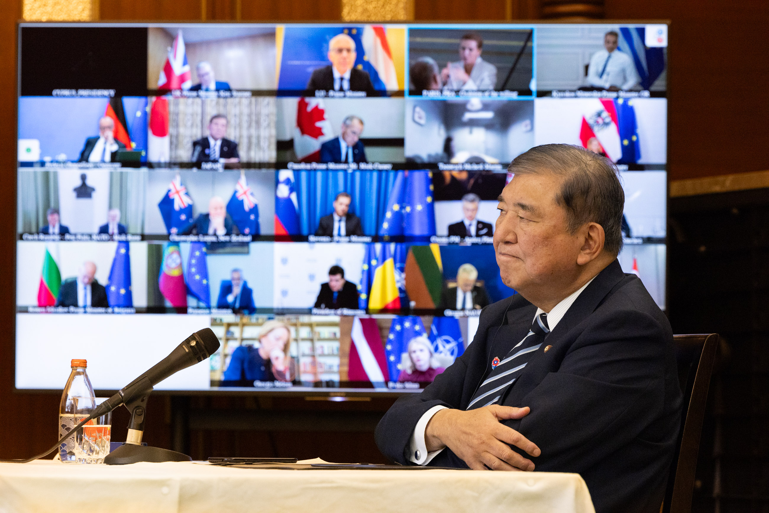 首脳会合に臨む石破総理４