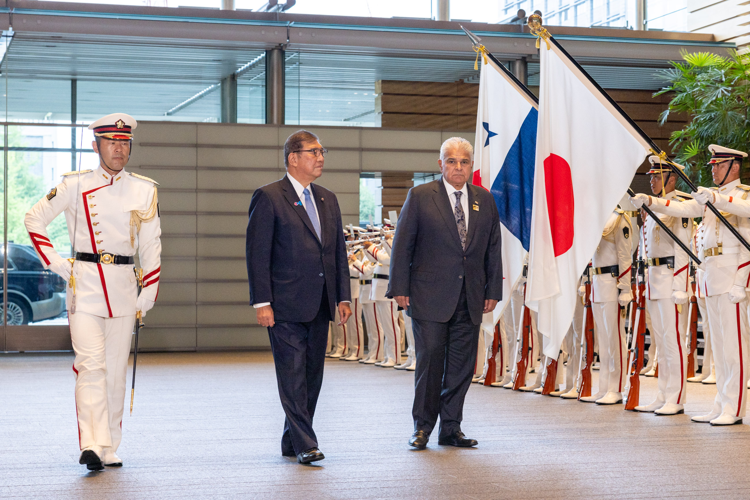 儀じょう隊による栄誉礼及び儀じょう３