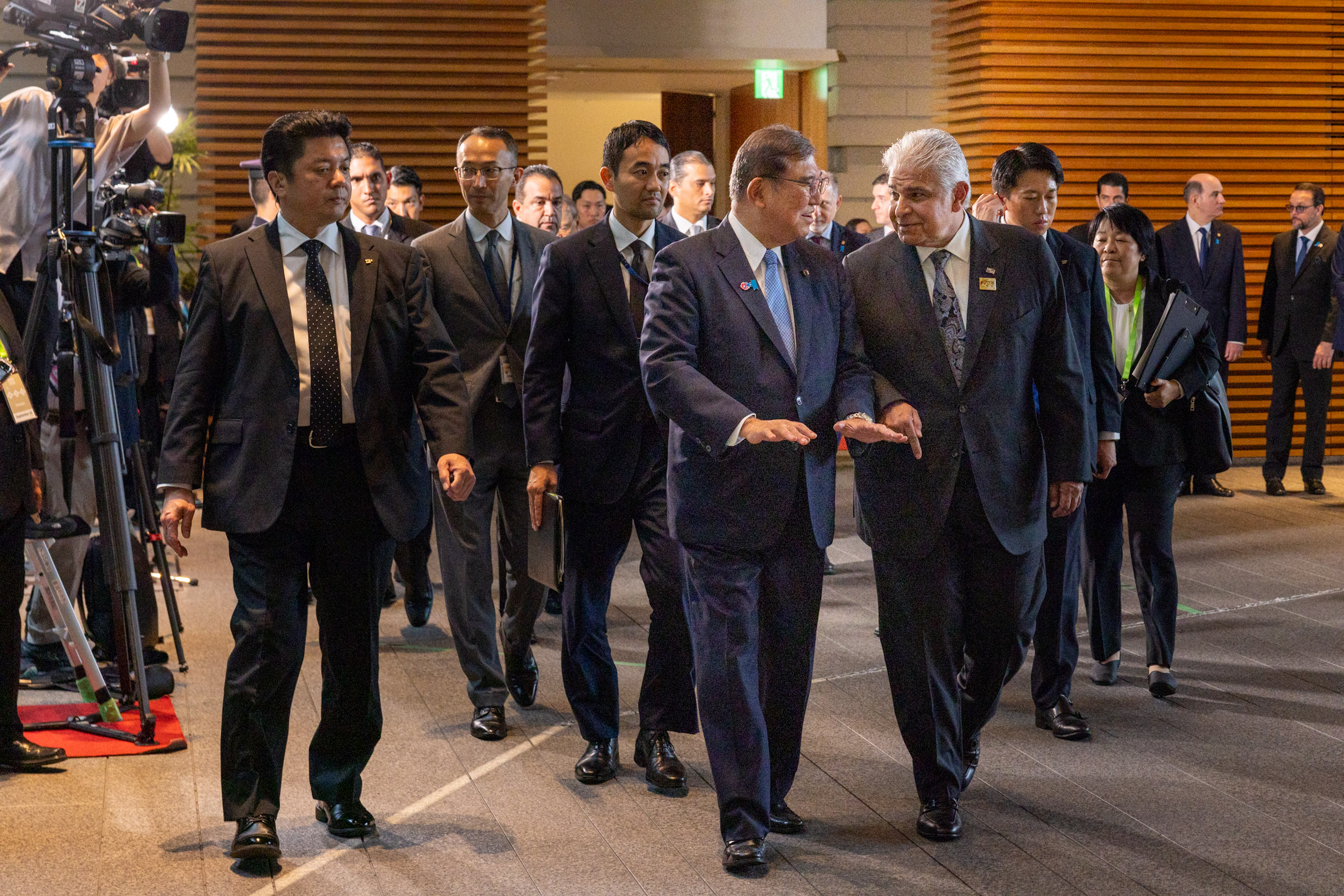 首脳会談に臨む両首脳