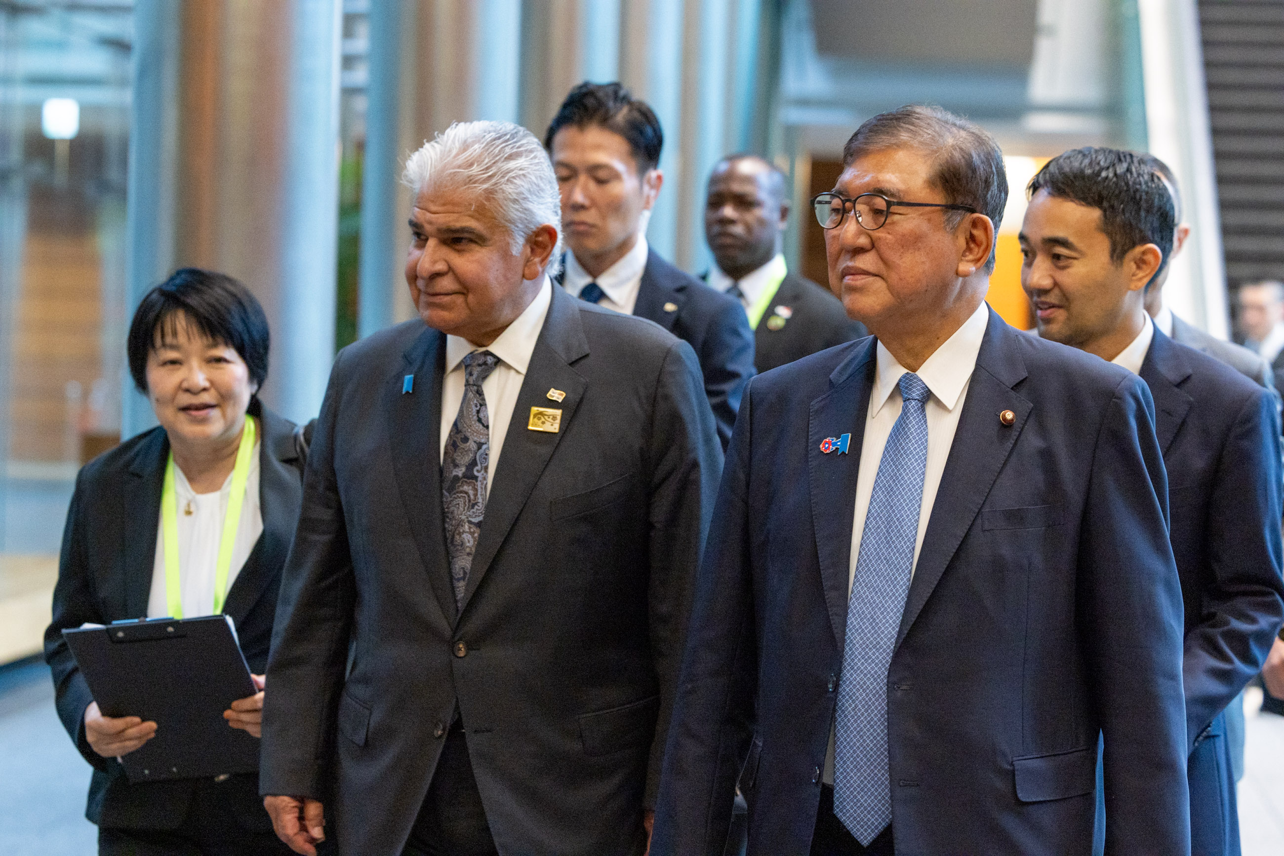 共同記者発表に臨む両首脳２