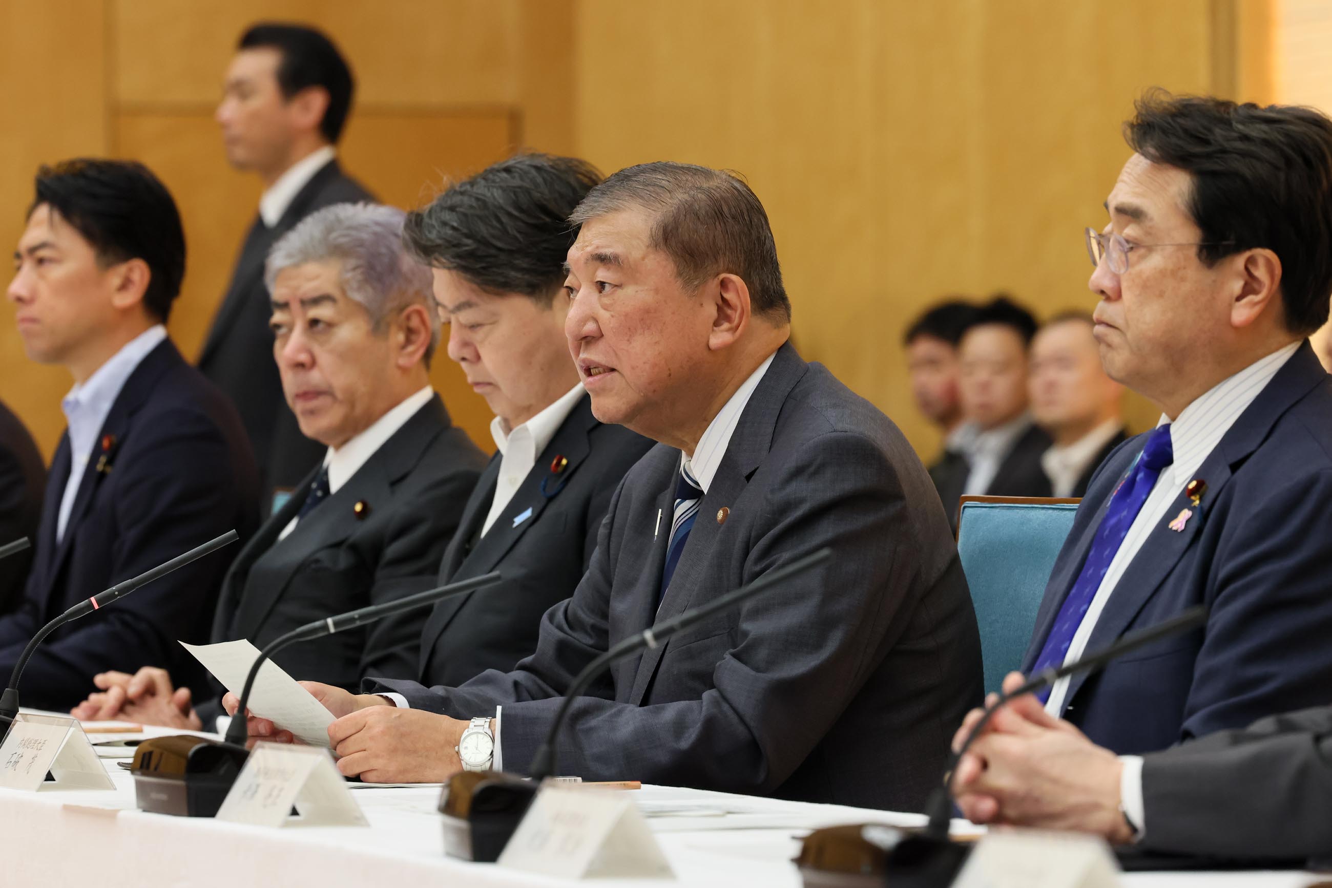 会議のまとめを行う石破総理１