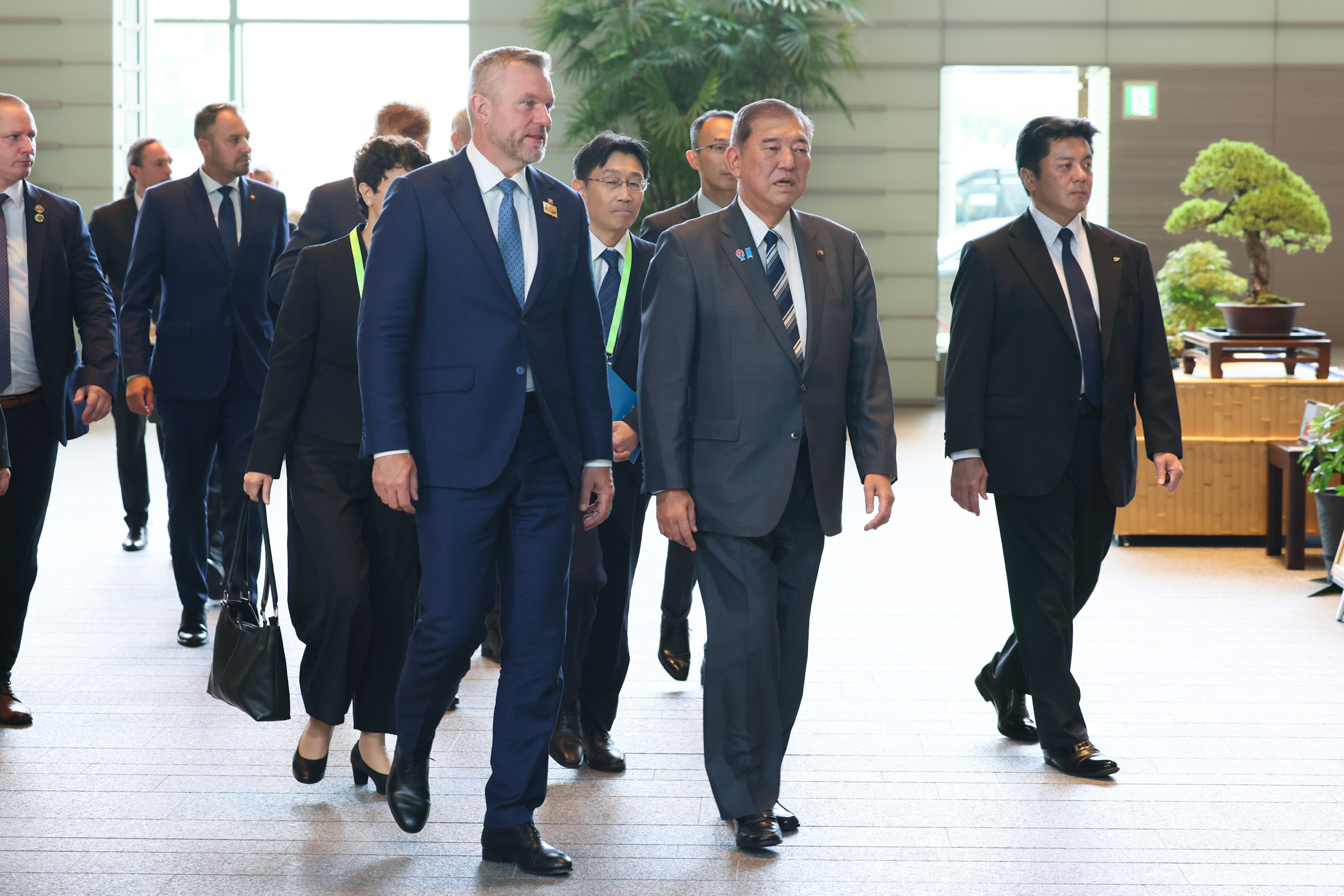 ペレグリニ大統領を出迎える石破総理３