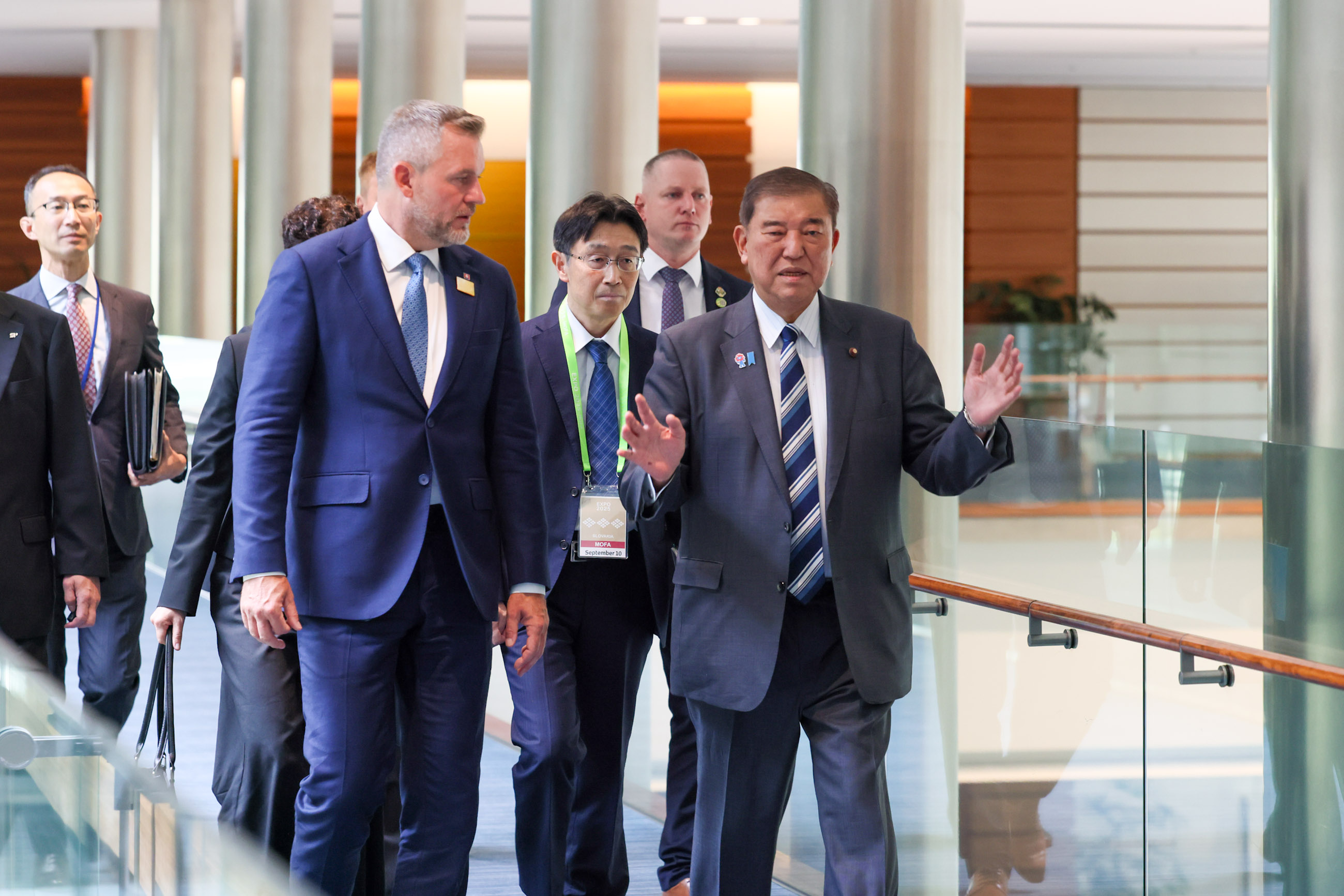 ペレグリニ大統領を出迎える石破総理４