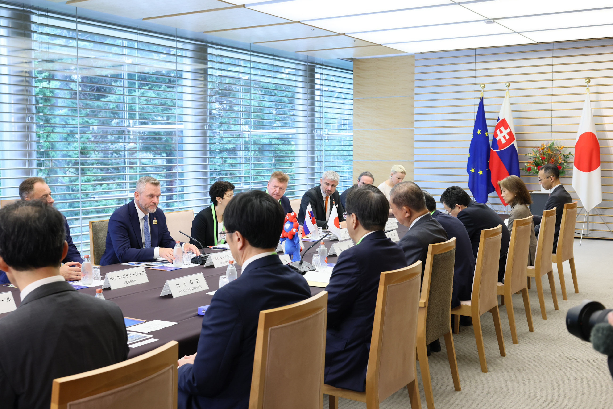 ペレグリニ大統領と会談する石破総理４