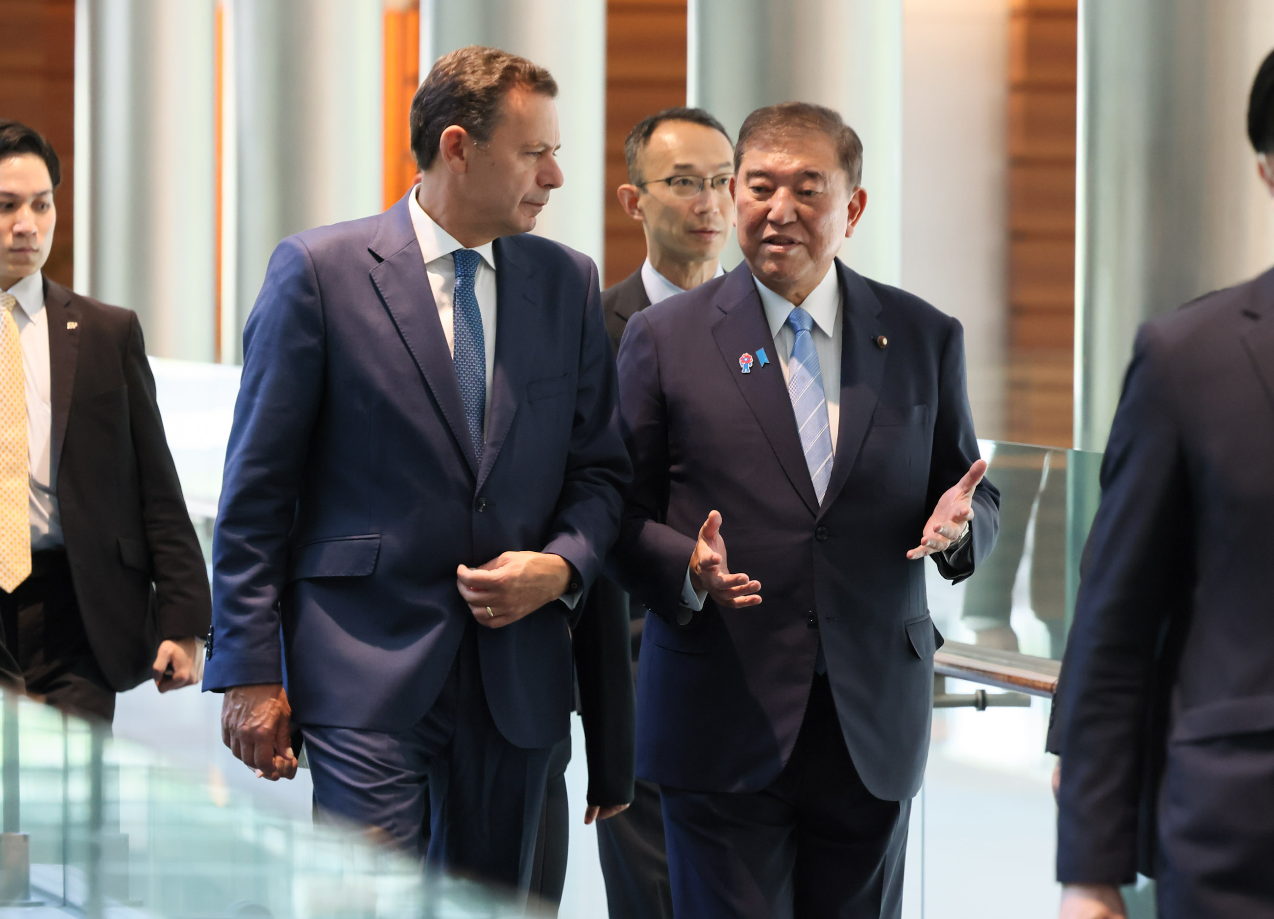 首脳会談に向かう両首相２