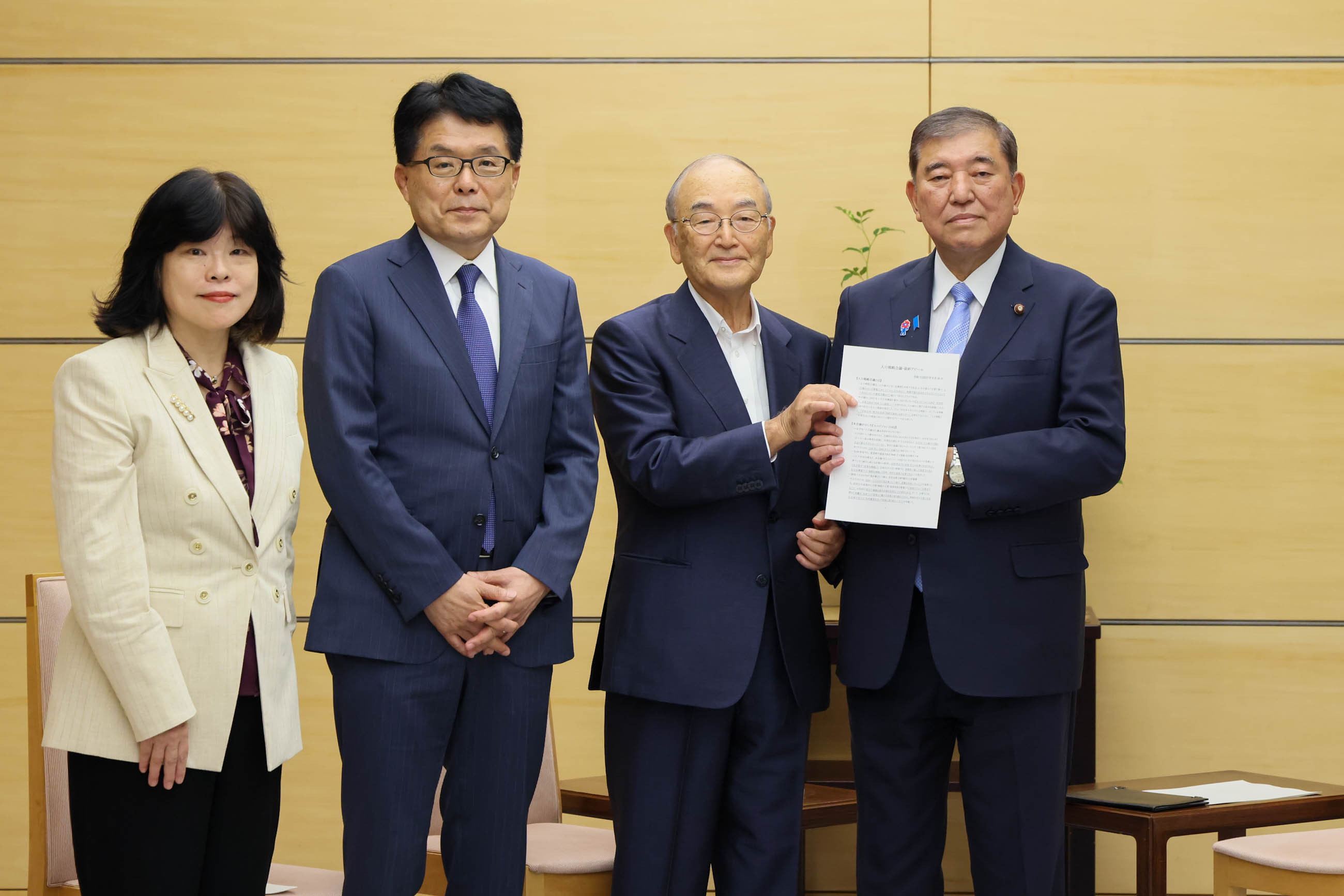 提言を受け取る石破総理１