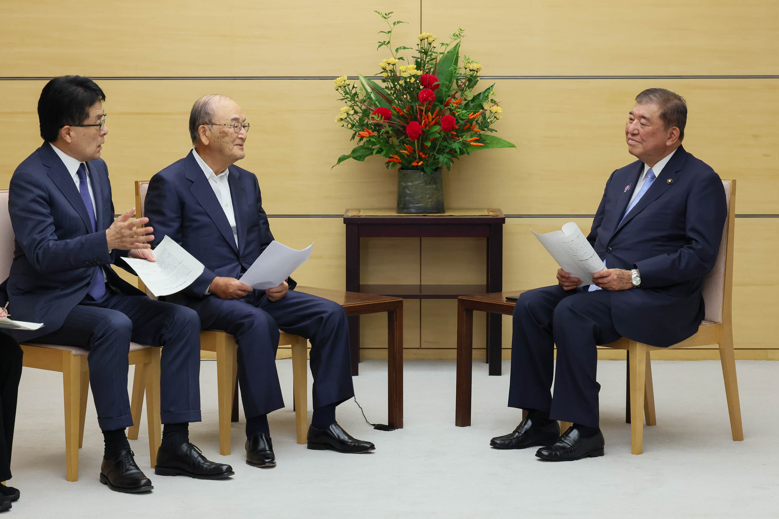 提言を受け取る石破総理３