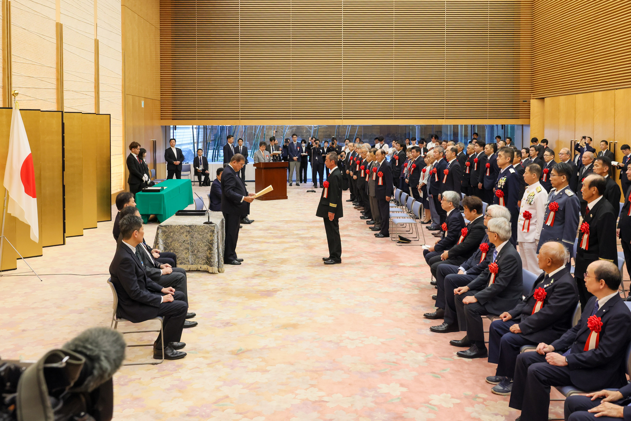 石破首相颁发表彰状2