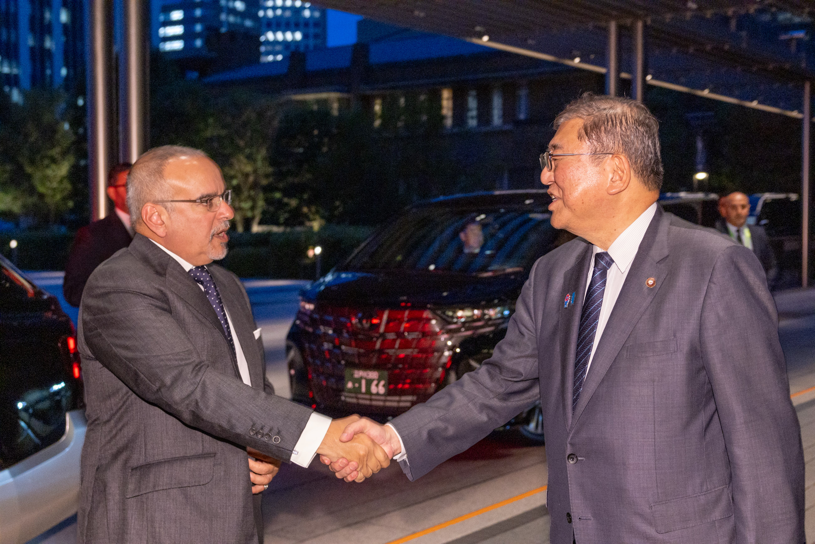 石破首相迎接萨勒曼王储兼首相