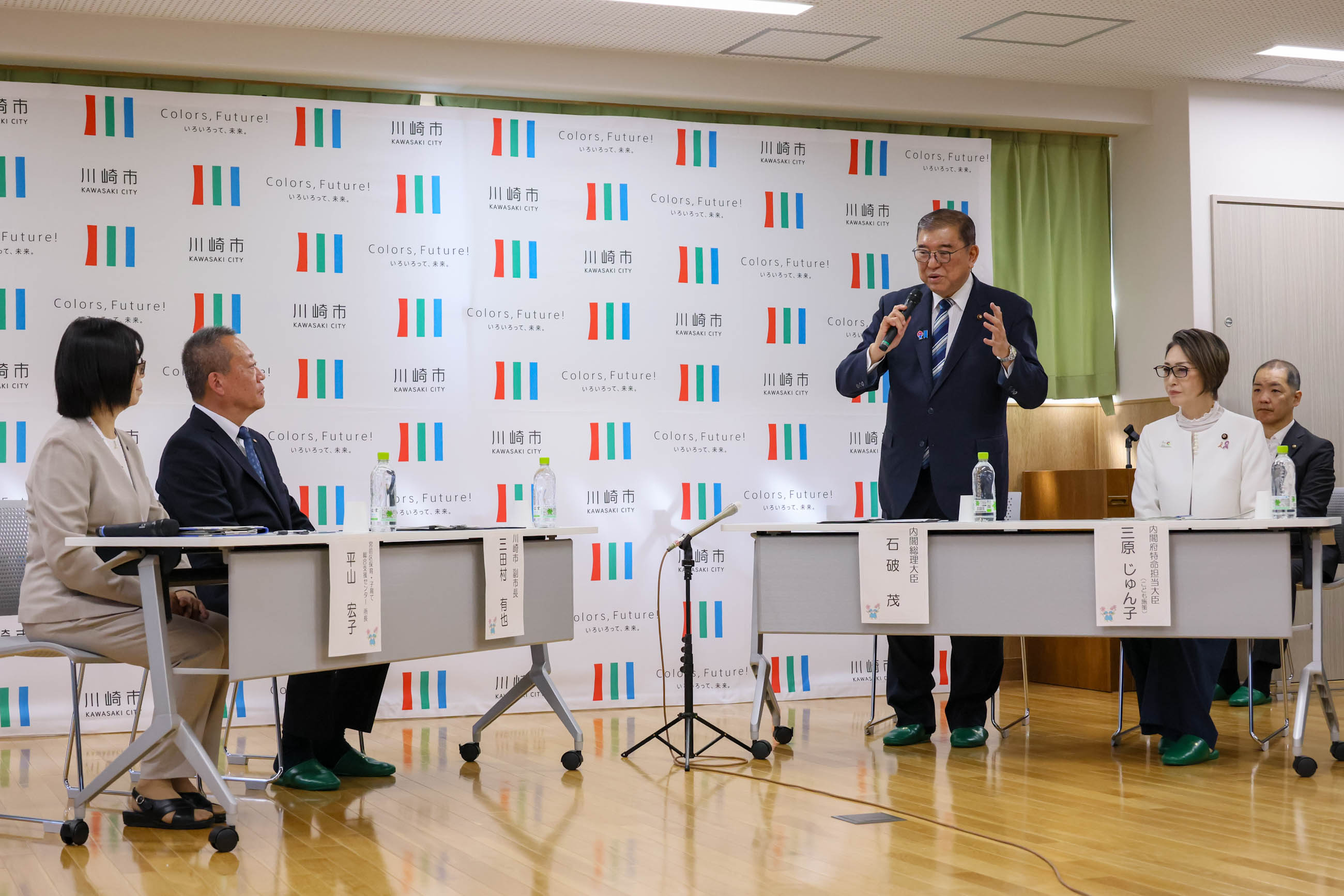 説明を受ける石破総理２