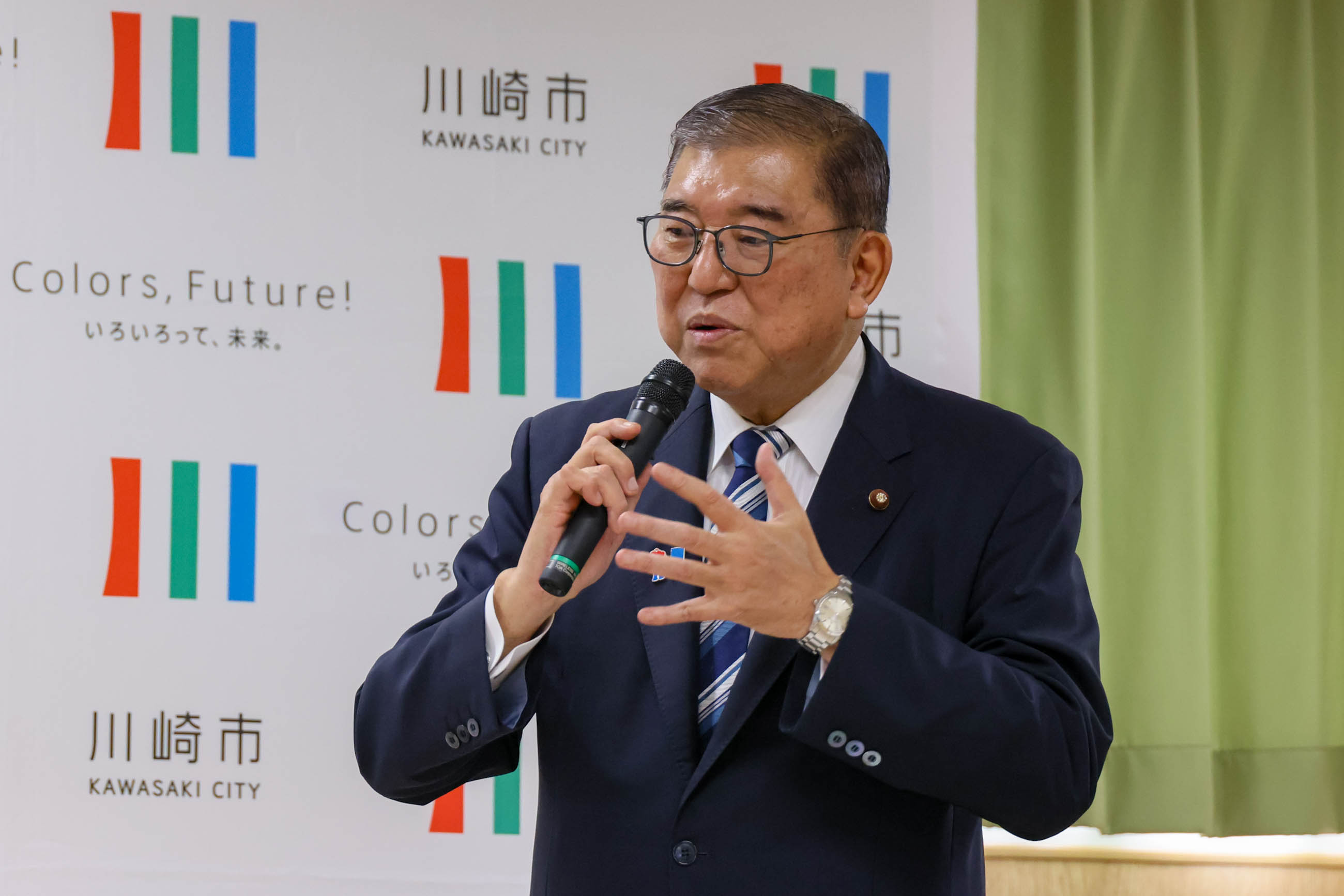 説明を受ける石破総理３