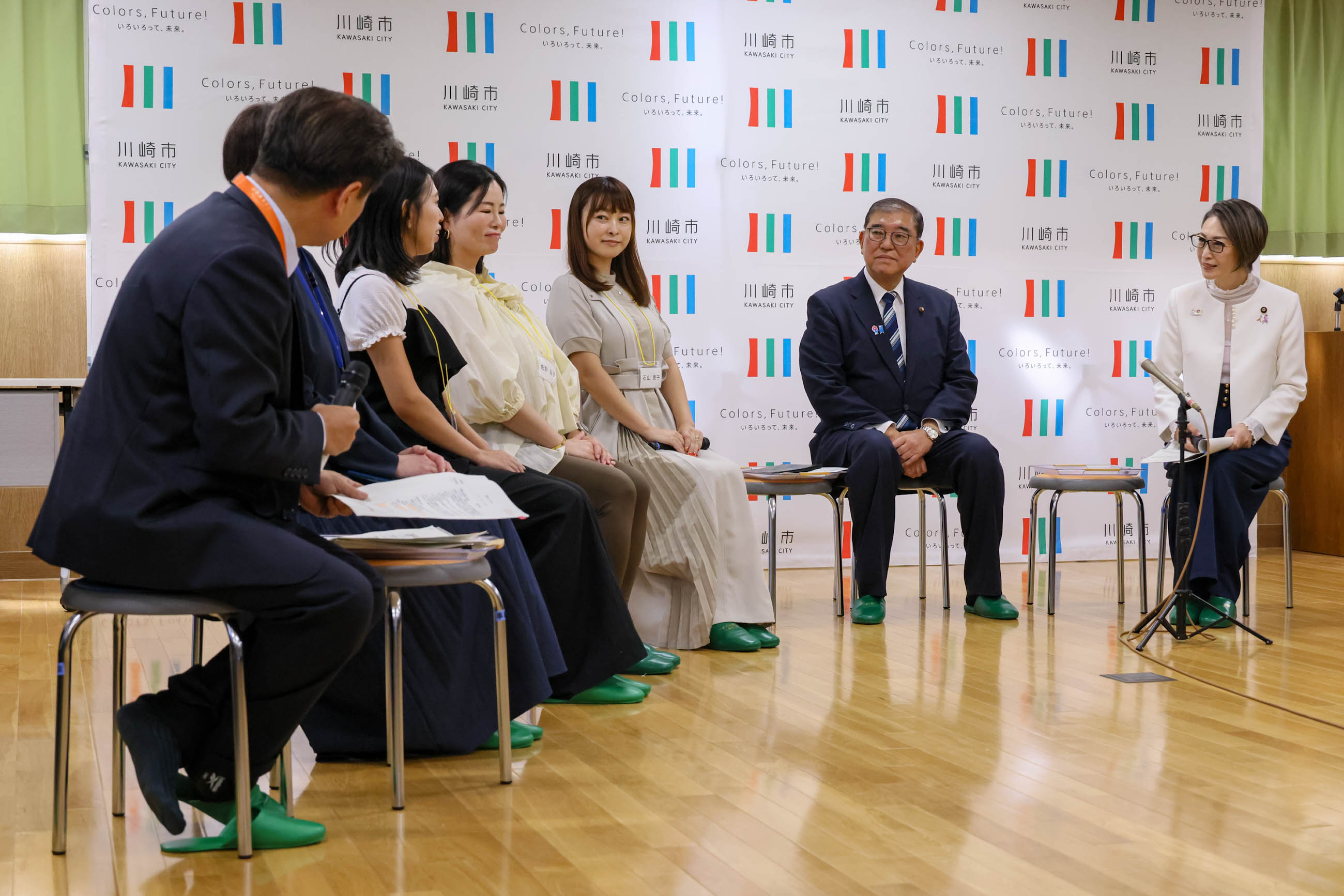 意見交換する石破総理１